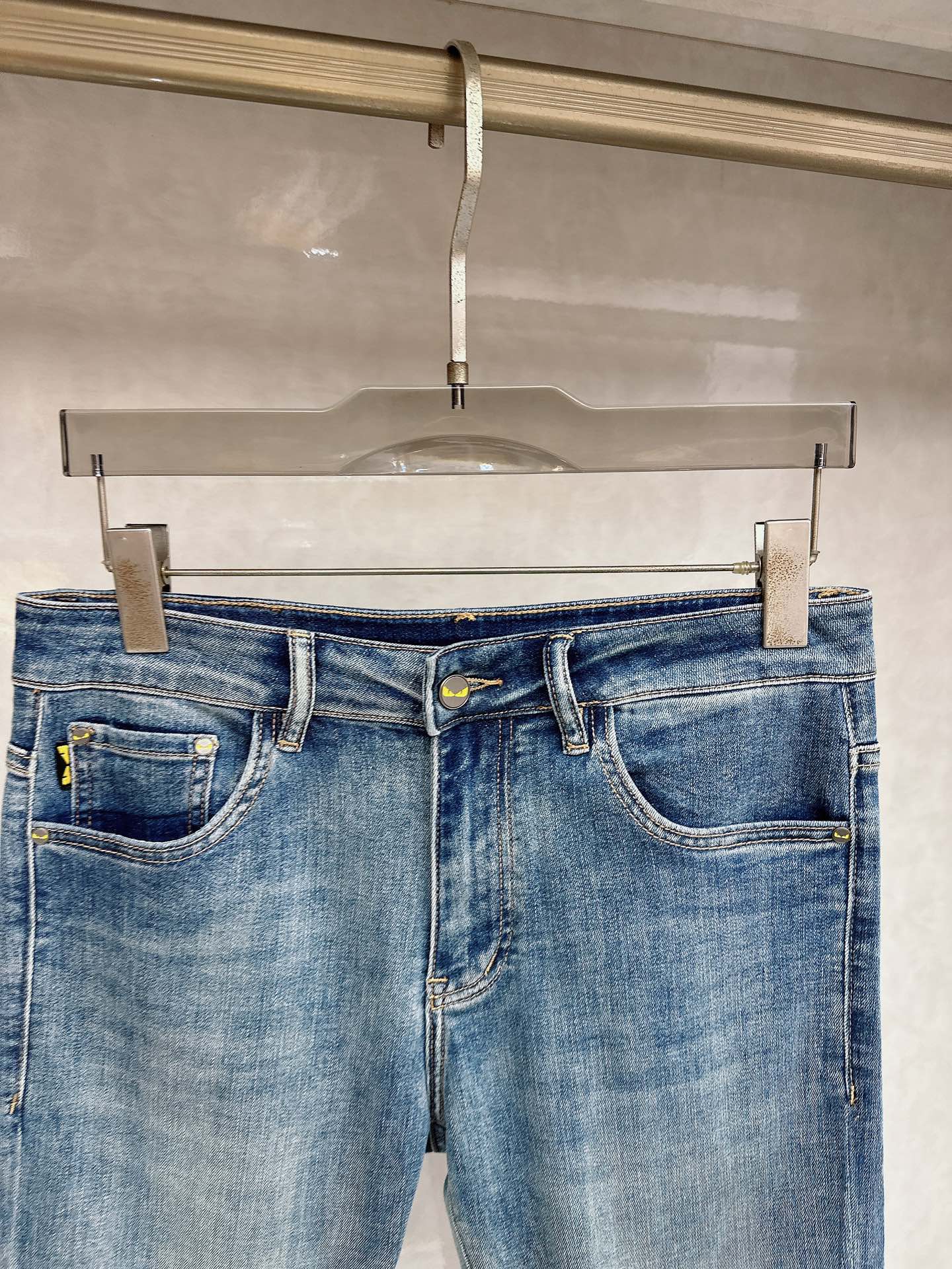 芬迪 2026春夏最新推出男士休闲牛仔裤新品！重工水洗牛仔裤！定制面料和一般牛仔布料比起来，更加柔软舒适