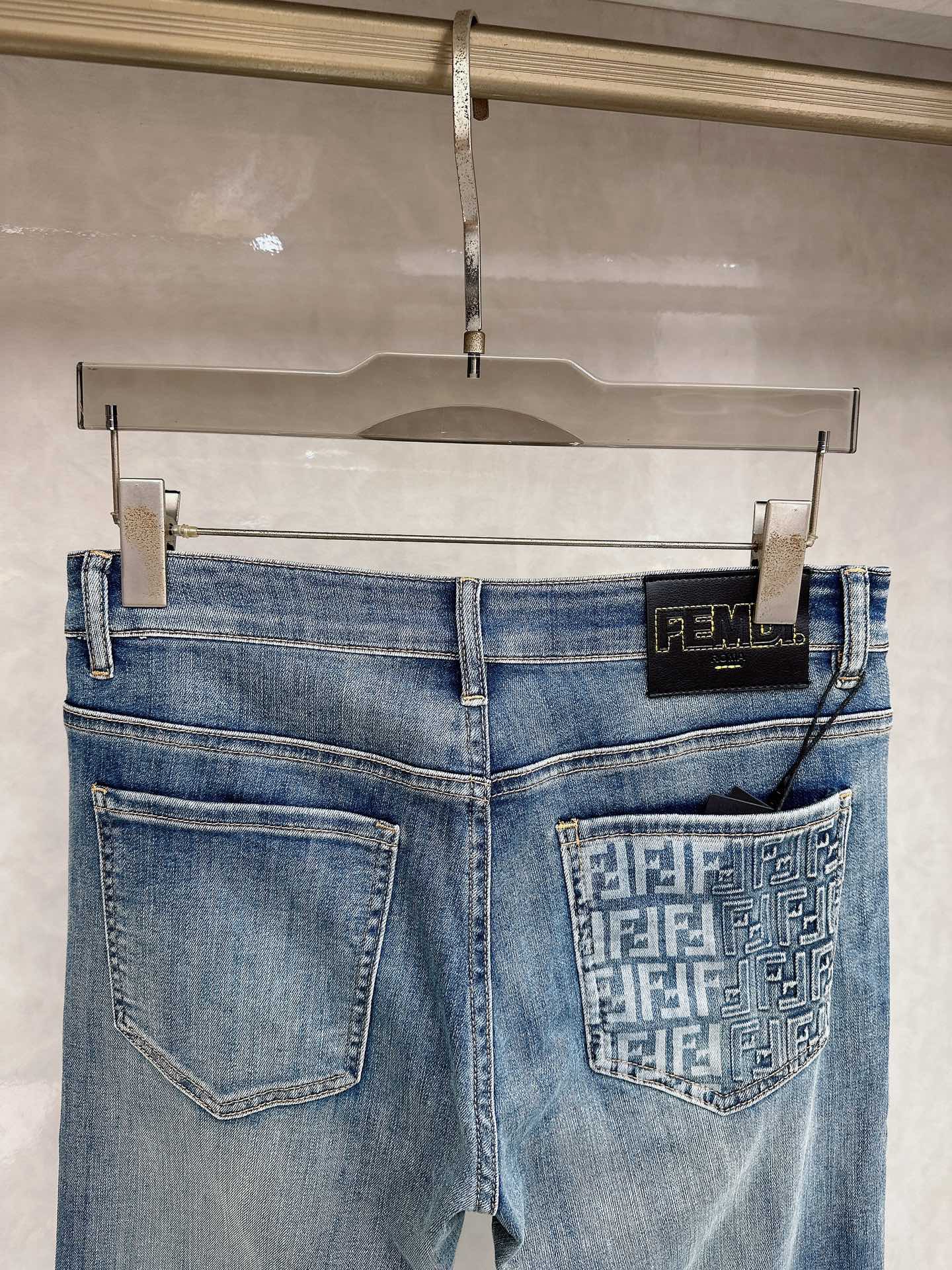 芬迪 2026春夏最新推出男士休闲牛仔裤新品！重工水洗牛仔裤！定制面料和一般牛仔布料比起来，更加柔软舒适