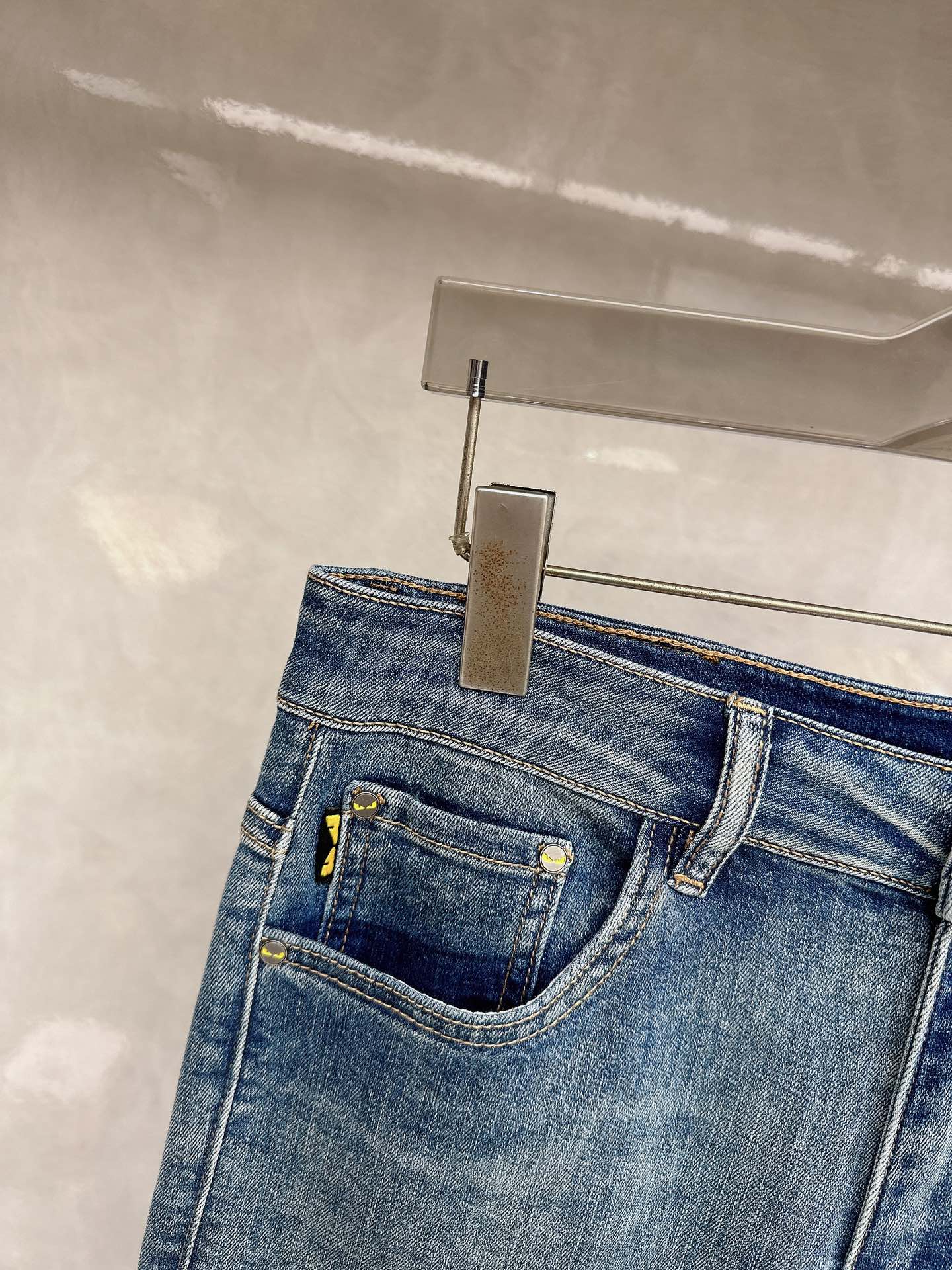 芬迪 2026春夏最新推出男士休闲牛仔裤新品！重工水洗牛仔裤！定制面料和一般牛仔布料比起来，更加柔软舒适