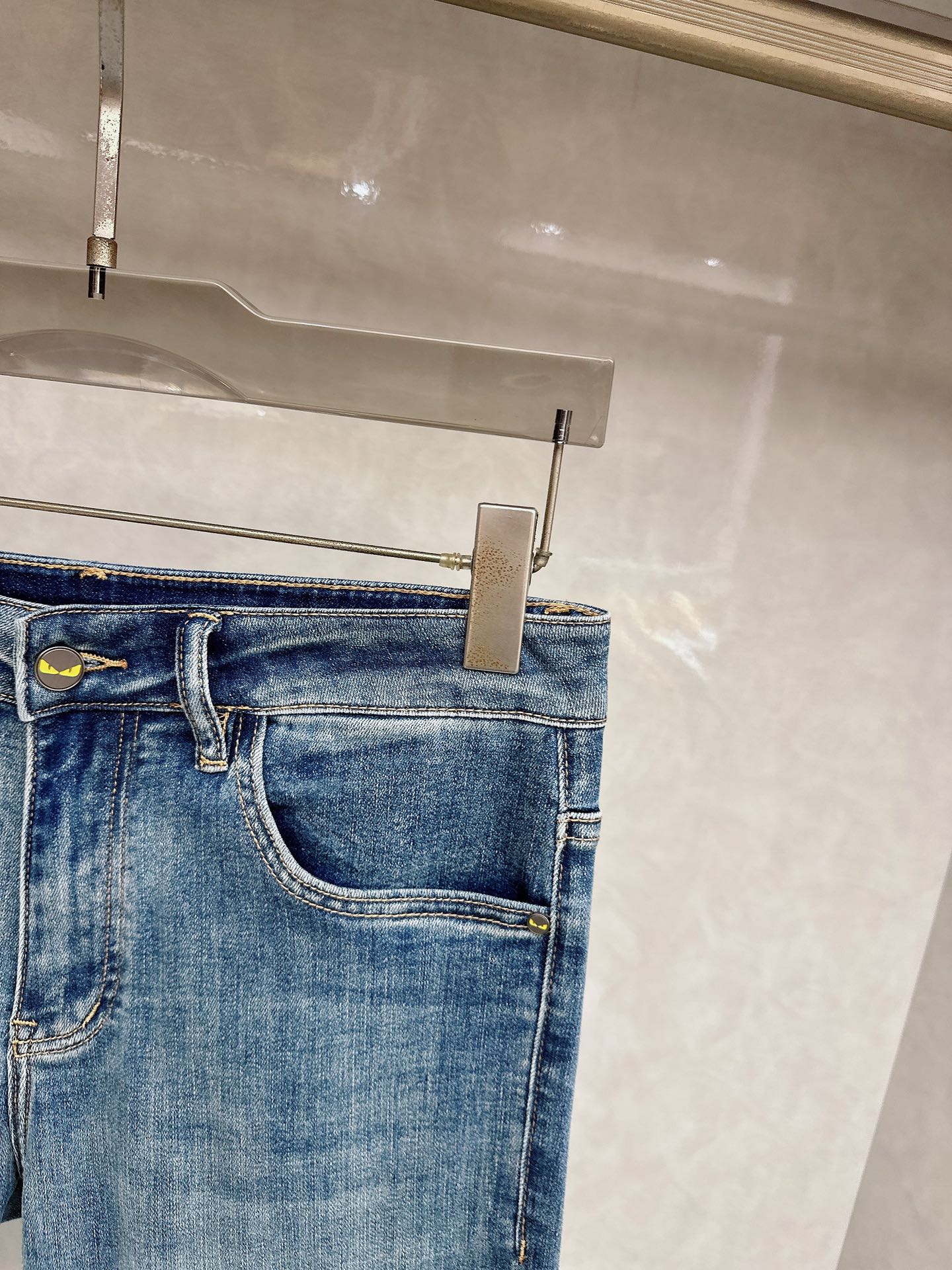 芬迪 2026春夏最新推出男士休闲牛仔裤新品！重工水洗牛仔裤！定制面料和一般牛仔布料比起来，更加柔软舒适