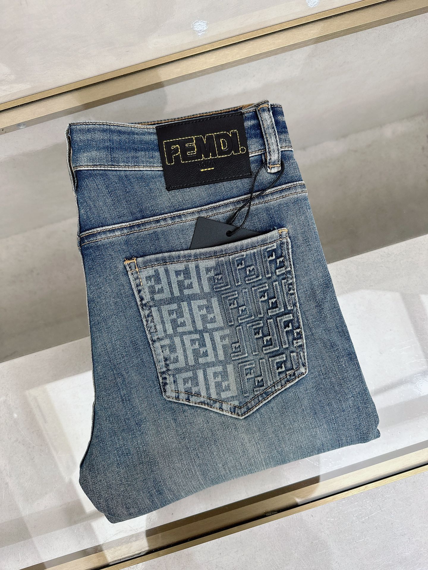 芬迪 2026春夏最新推出男士休闲牛仔裤新品！重工水洗牛仔裤！定制面料和一般牛仔布料比起来，更加柔软舒适