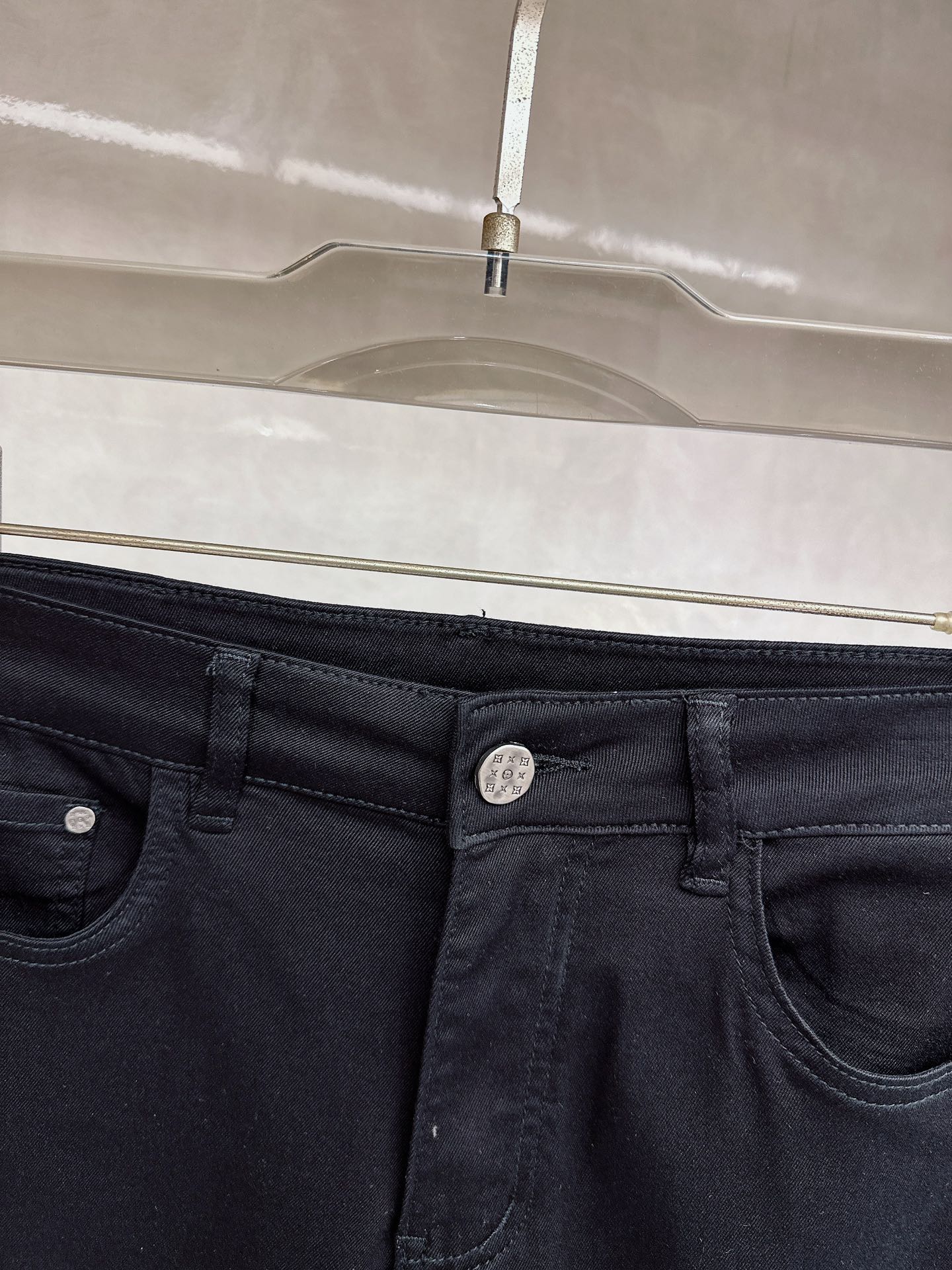 LV 2026春夏最新推出男士休闲牛仔裤新品！重工水洗牛仔裤！定制面料和一般牛仔布料比起来，更加柔软舒适