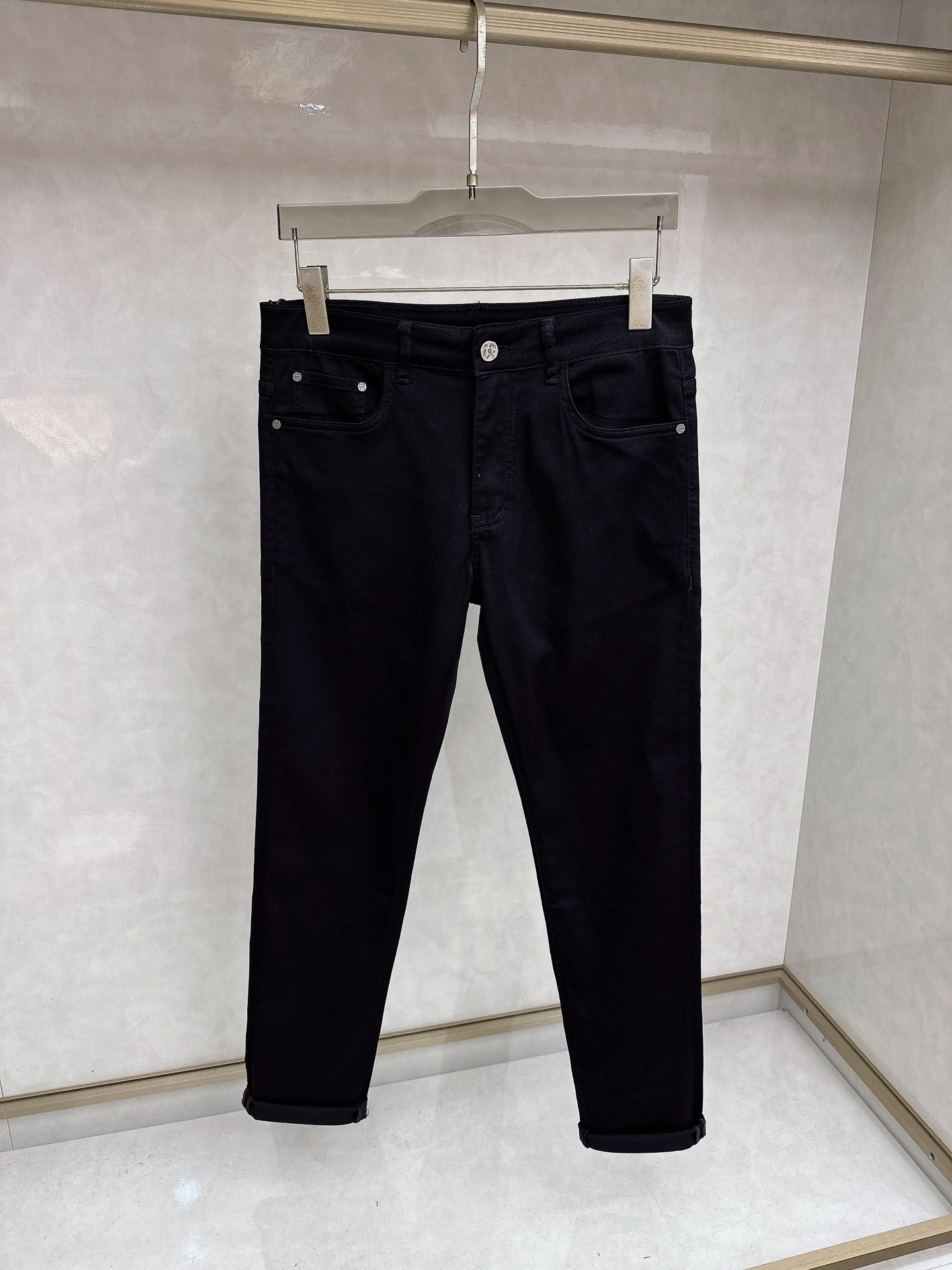 LV 2026春夏最新推出男士休闲牛仔裤新品！重工水洗牛仔裤！定制面料和一般牛仔布料比起来，更加柔软舒适