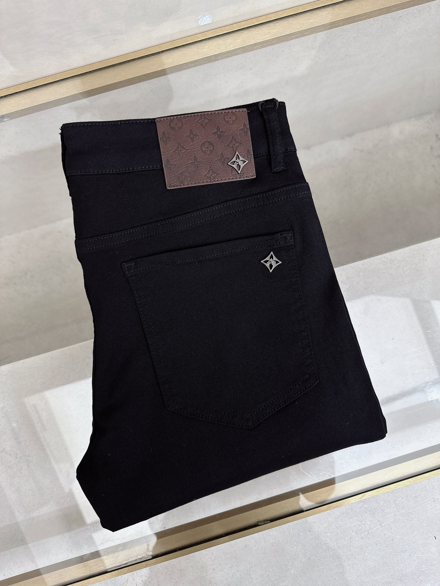 LV 2026春夏最新推出男士休闲牛仔裤新品！重工水洗牛仔裤！定制面料和一般牛仔布料比起来，更加柔软舒适