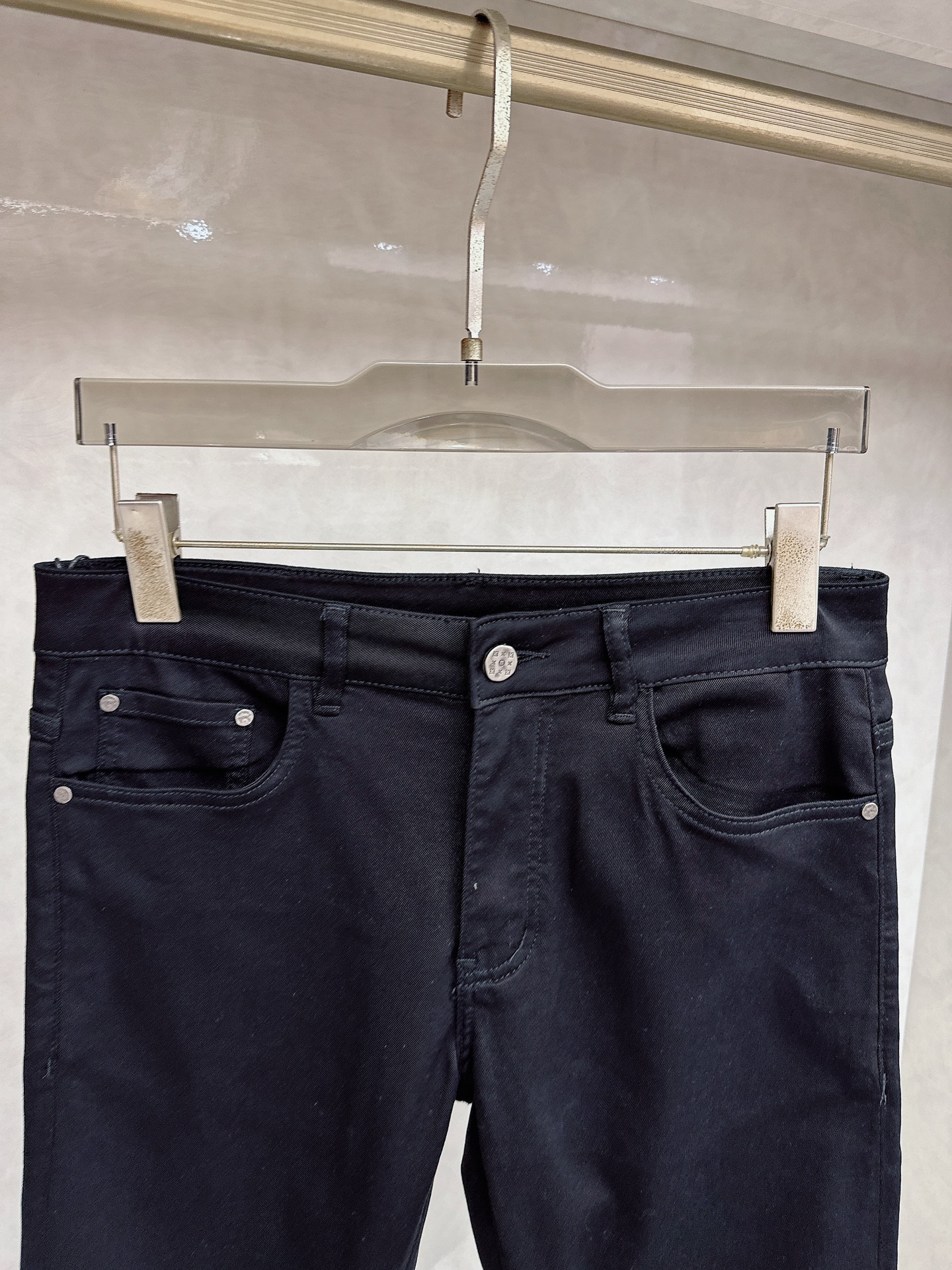 LV 2026春夏最新推出男士休闲牛仔裤新品！重工水洗牛仔裤！定制面料和一般牛仔布料比起来，更加柔软舒适