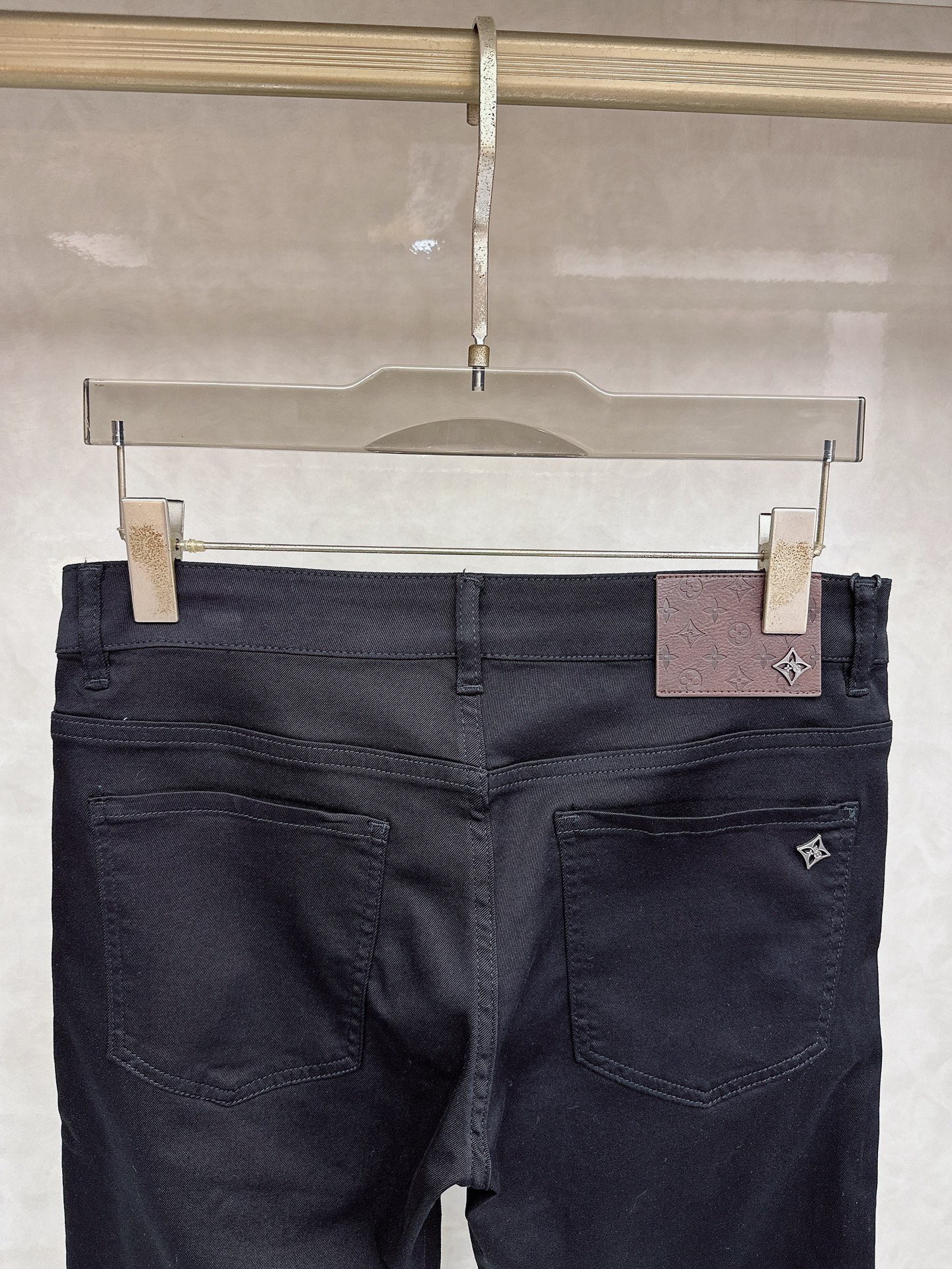 LV 2026春夏最新推出男士休闲牛仔裤新品！重工水洗牛仔裤！定制面料和一般牛仔布料比起来，更加柔软舒适