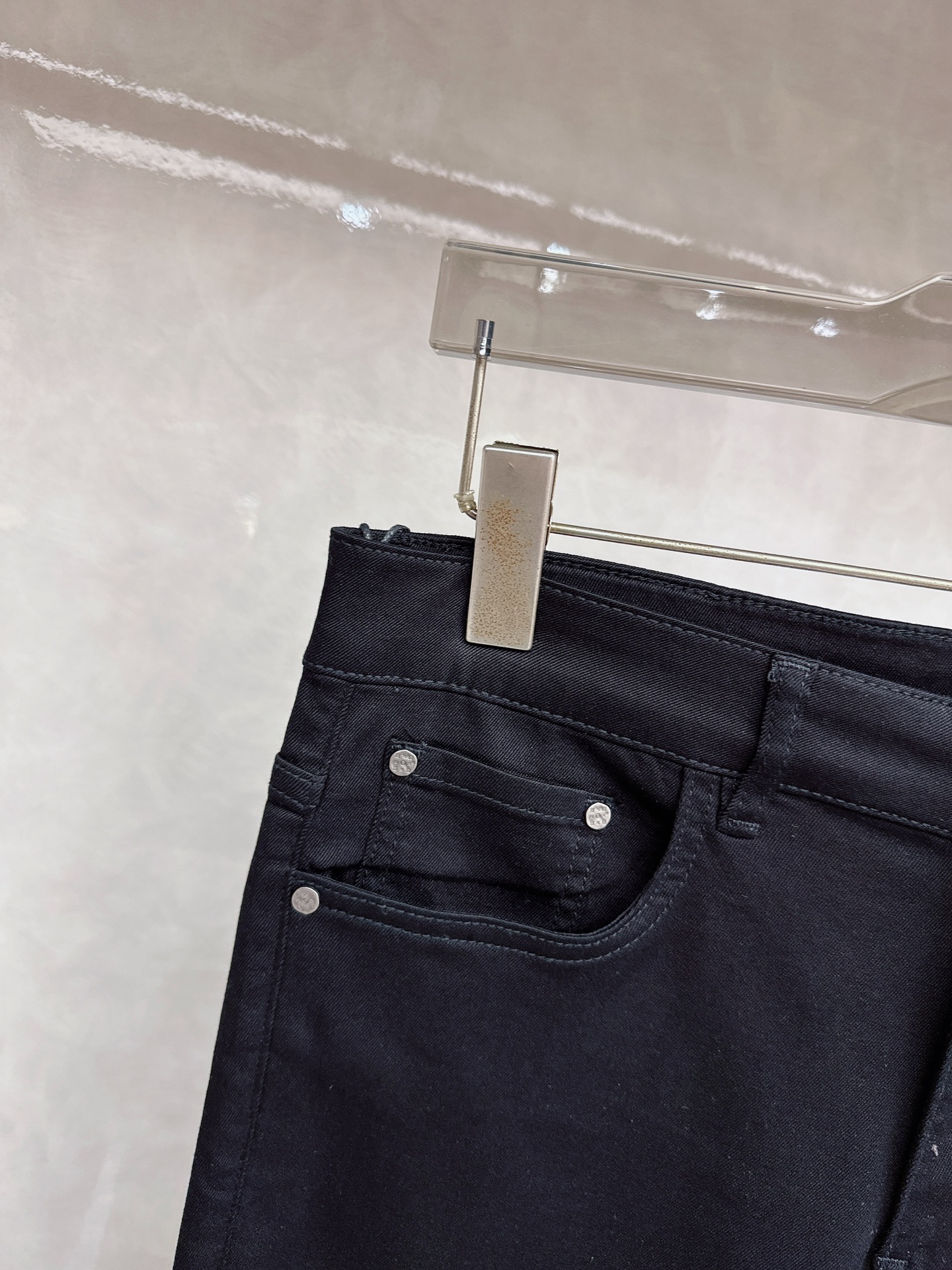 LV 2026春夏最新推出男士休闲牛仔裤新品！重工水洗牛仔裤！定制面料和一般牛仔布料比起来，更加柔软舒适