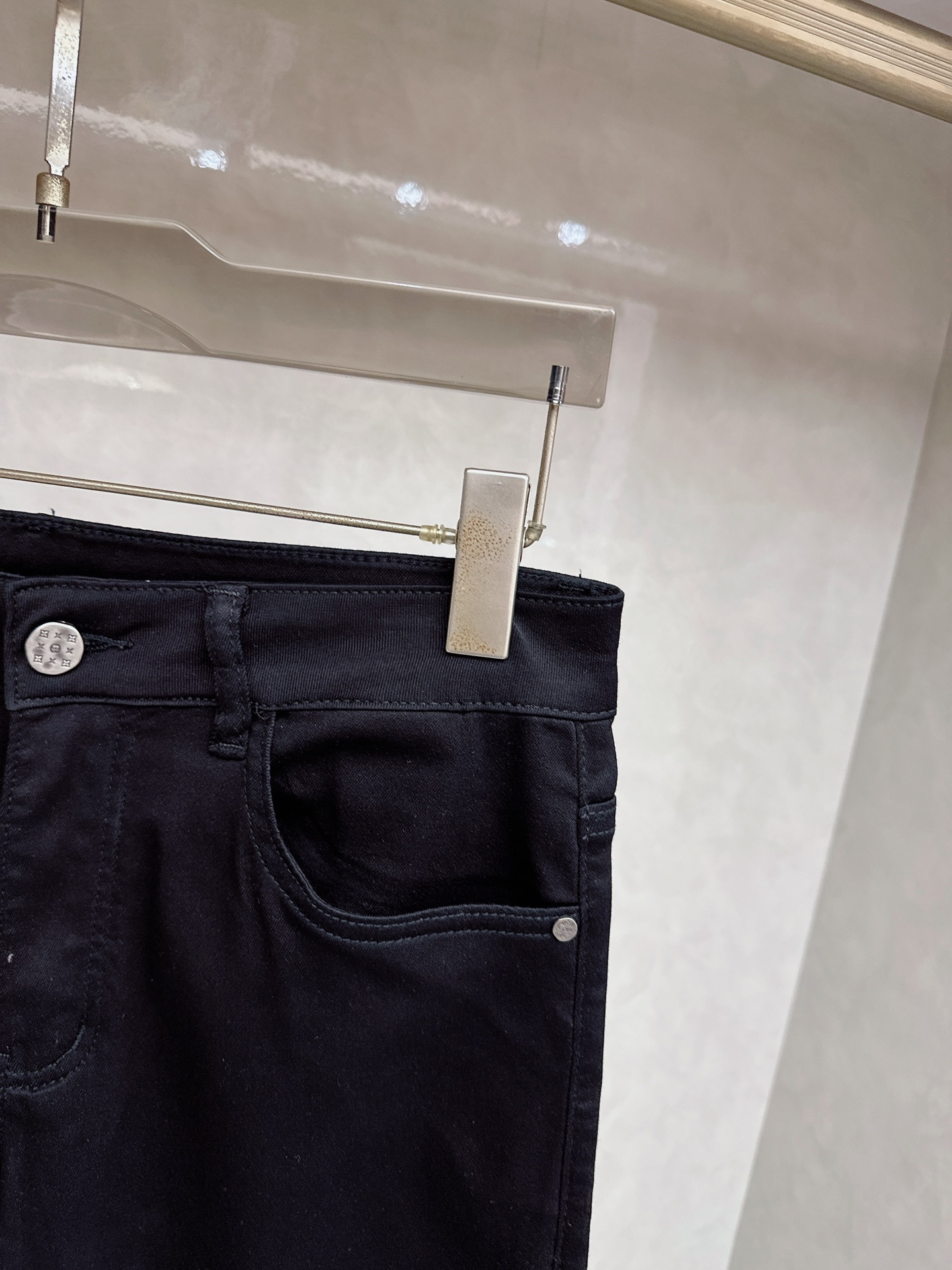 LV 2026春夏最新推出男士休闲牛仔裤新品！重工水洗牛仔裤！定制面料和一般牛仔布料比起来，更加柔软舒适