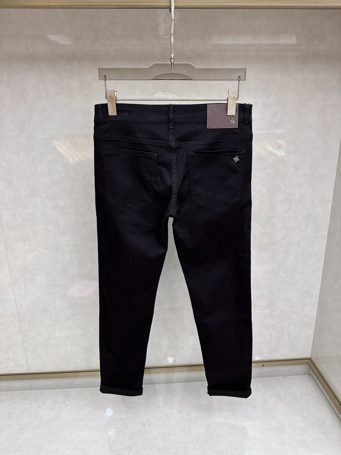 LV 2026春夏最新推出男士休闲牛仔裤新品！重工水洗牛仔裤！定制面料和一般牛仔布料比起来，更加柔软舒适