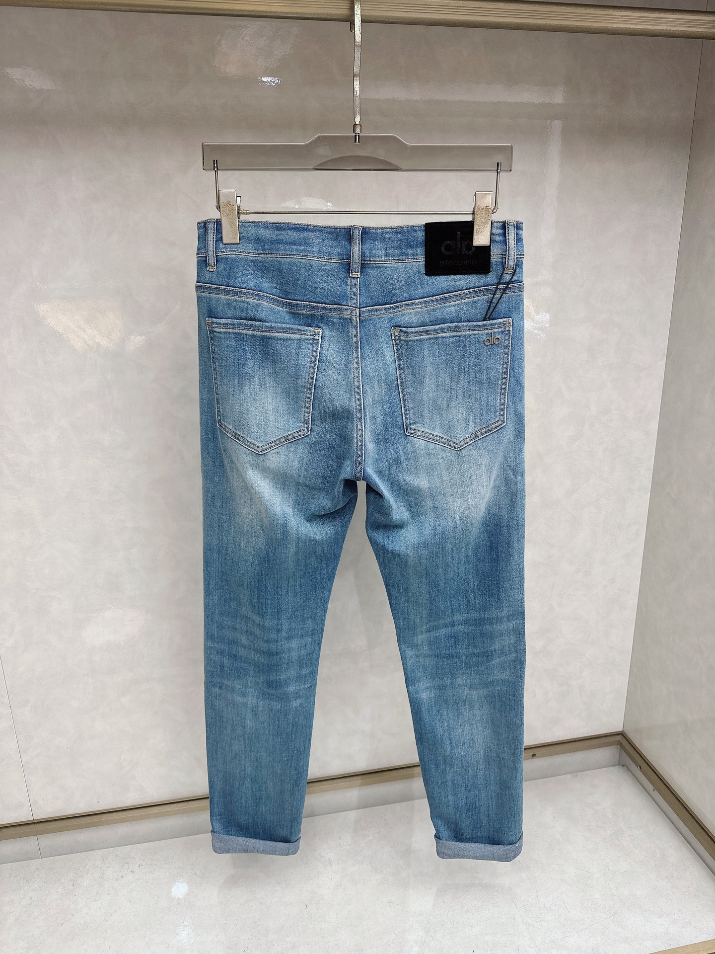 alo 2026春夏最新推出男士休闲牛仔裤新品！重工水洗牛仔裤！定制面料和一般牛仔布料比起来，更加柔软舒