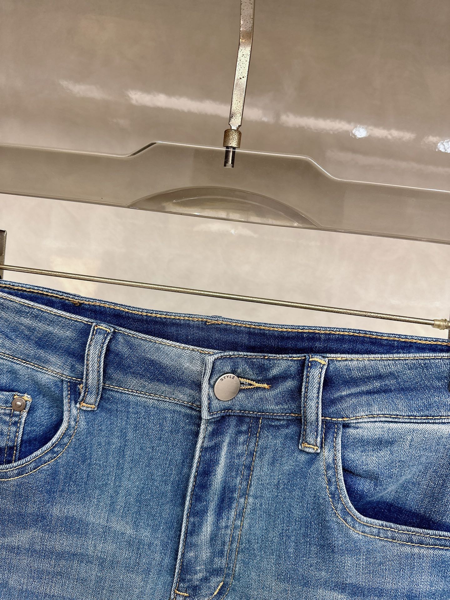 alo 2026春夏最新推出男士休闲牛仔裤新品！重工水洗牛仔裤！定制面料和一般牛仔布料比起来，更加柔软舒