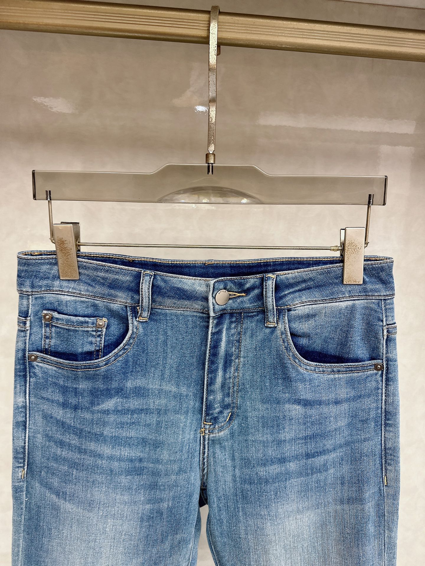 alo 2026春夏最新推出男士休闲牛仔裤新品！重工水洗牛仔裤！定制面料和一般牛仔布料比起来，更加柔软舒