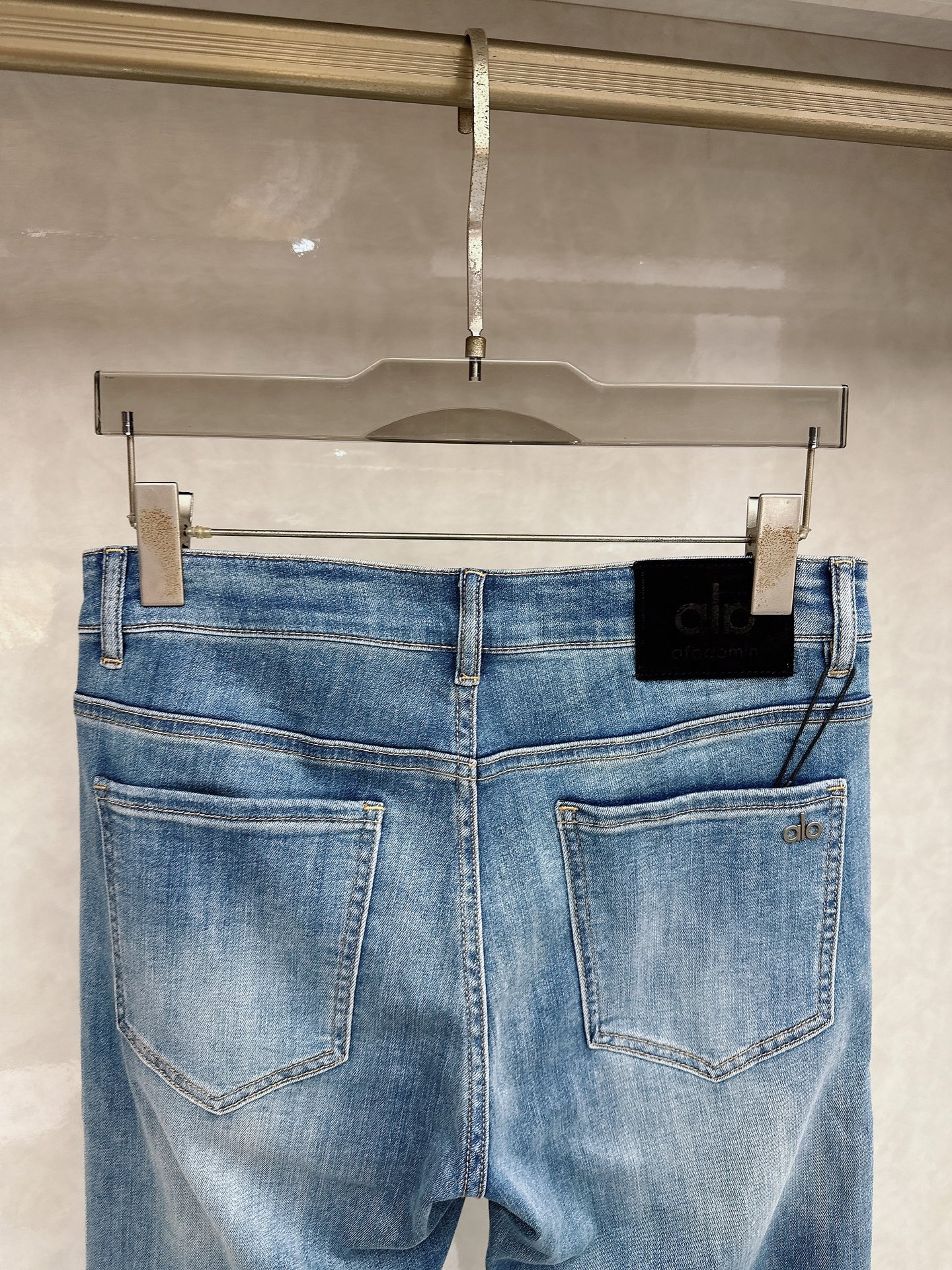 alo 2026春夏最新推出男士休闲牛仔裤新品！重工水洗牛仔裤！定制面料和一般牛仔布料比起来，更加柔软舒