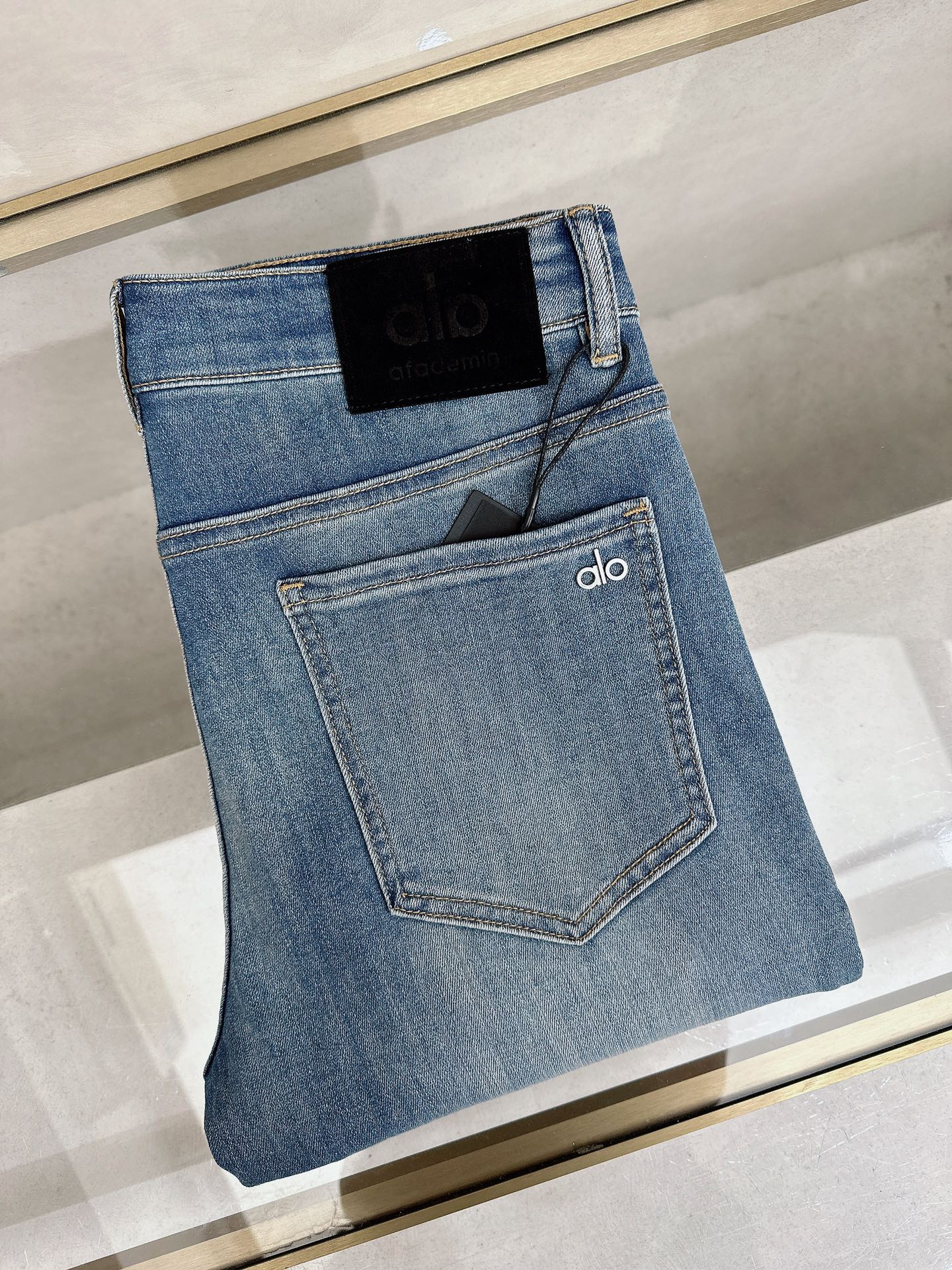 alo 2026春夏最新推出男士休闲牛仔裤新品！重工水洗牛仔裤！定制面料和一般牛仔布料比起来，更加柔软舒