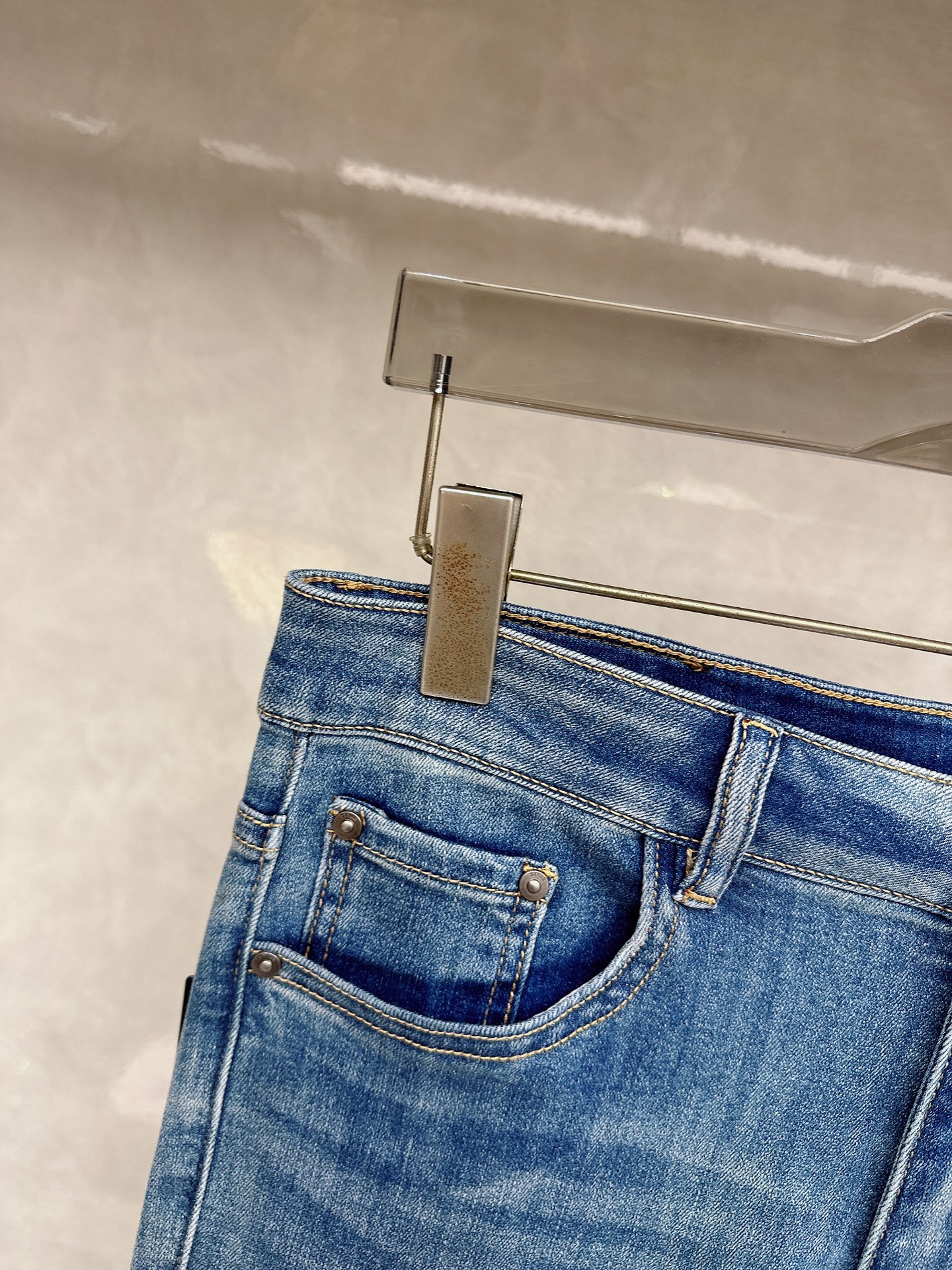 alo 2026春夏最新推出男士休闲牛仔裤新品！重工水洗牛仔裤！定制面料和一般牛仔布料比起来，更加柔软舒