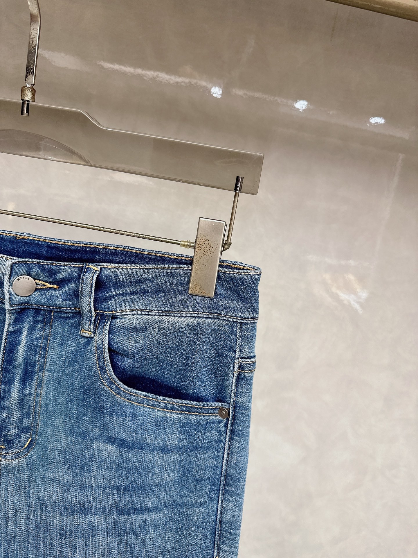 alo 2026春夏最新推出男士休闲牛仔裤新品！重工水洗牛仔裤！定制面料和一般牛仔布料比起来，更加柔软舒