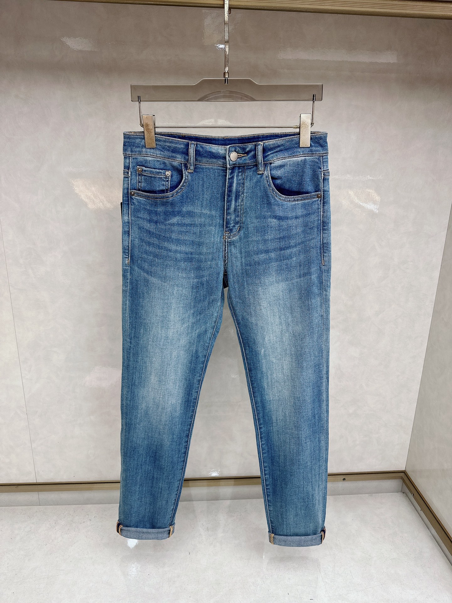 alo 2026春夏最新推出男士休闲牛仔裤新品！重工水洗牛仔裤！定制面料和一般牛仔布料比起来，更加柔软舒