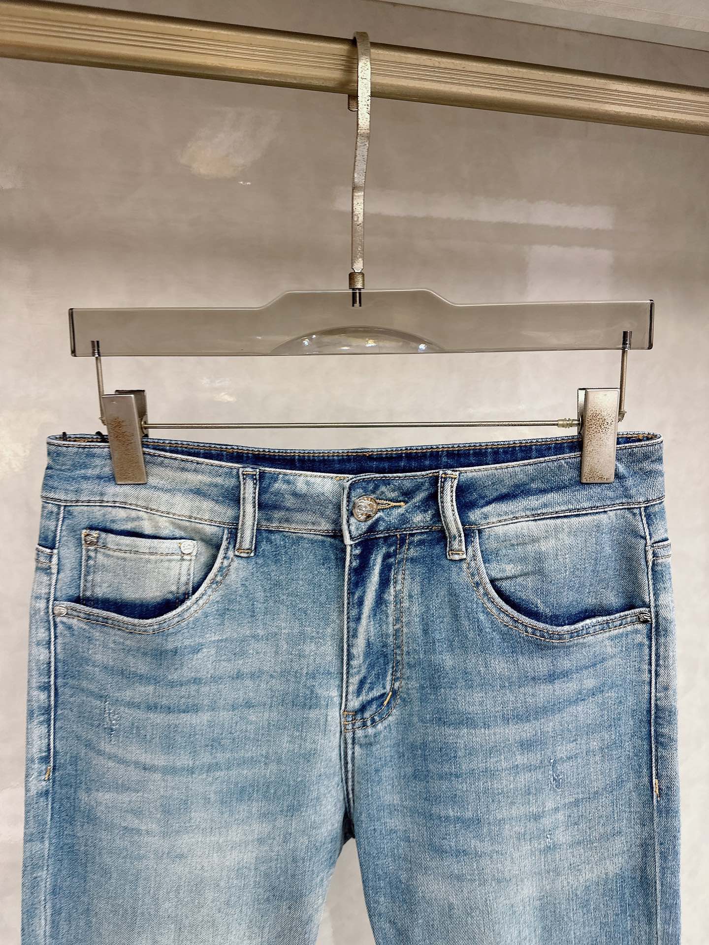 巴宝莉 2026春夏最新推出男士休闲牛仔裤新品！重工水洗牛仔裤！定制面料和一般牛仔布料比起来，更加柔软舒