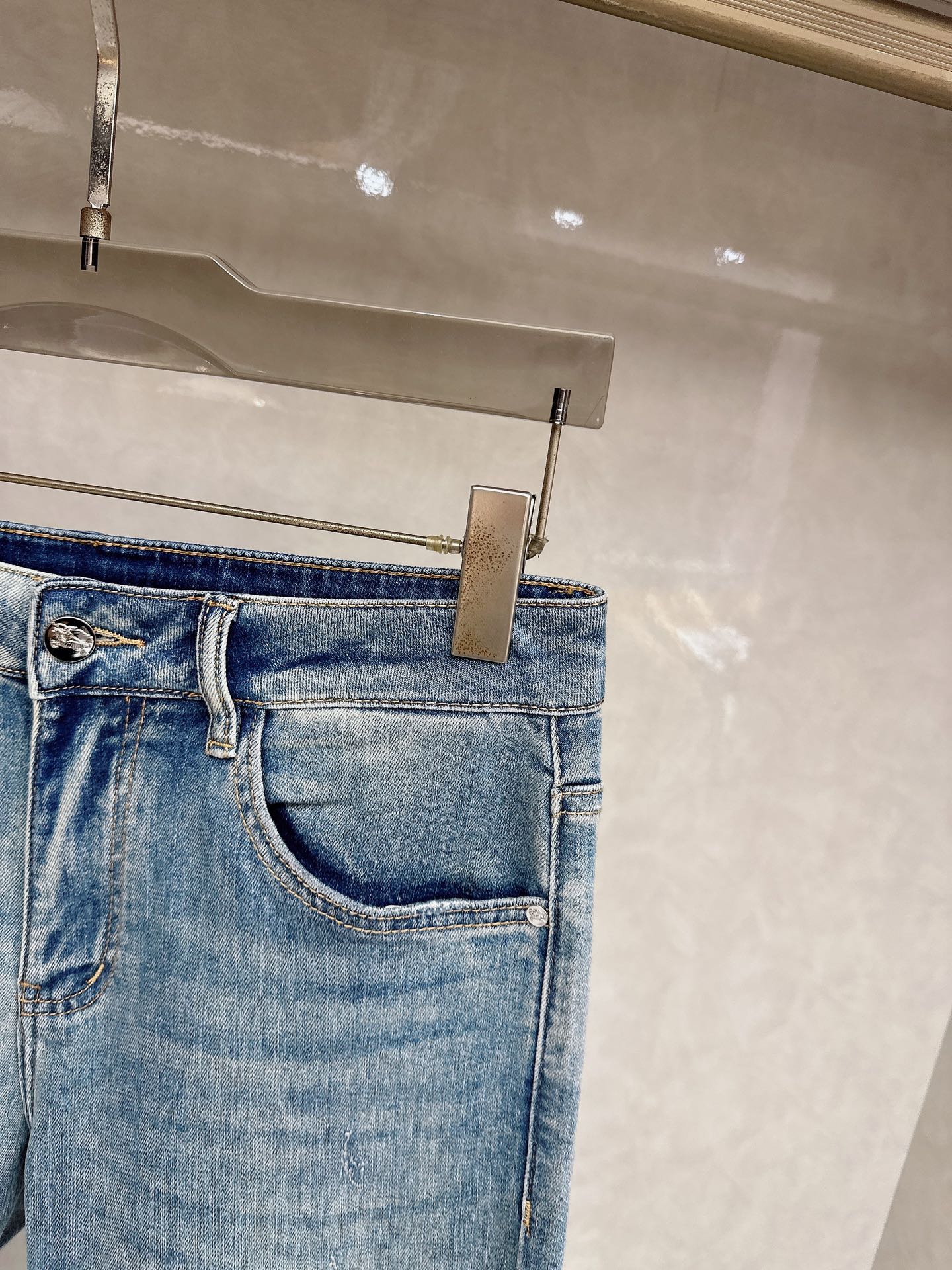 巴宝莉 2026春夏最新推出男士休闲牛仔裤新品！重工水洗牛仔裤！定制面料和一般牛仔布料比起来，更加柔软舒