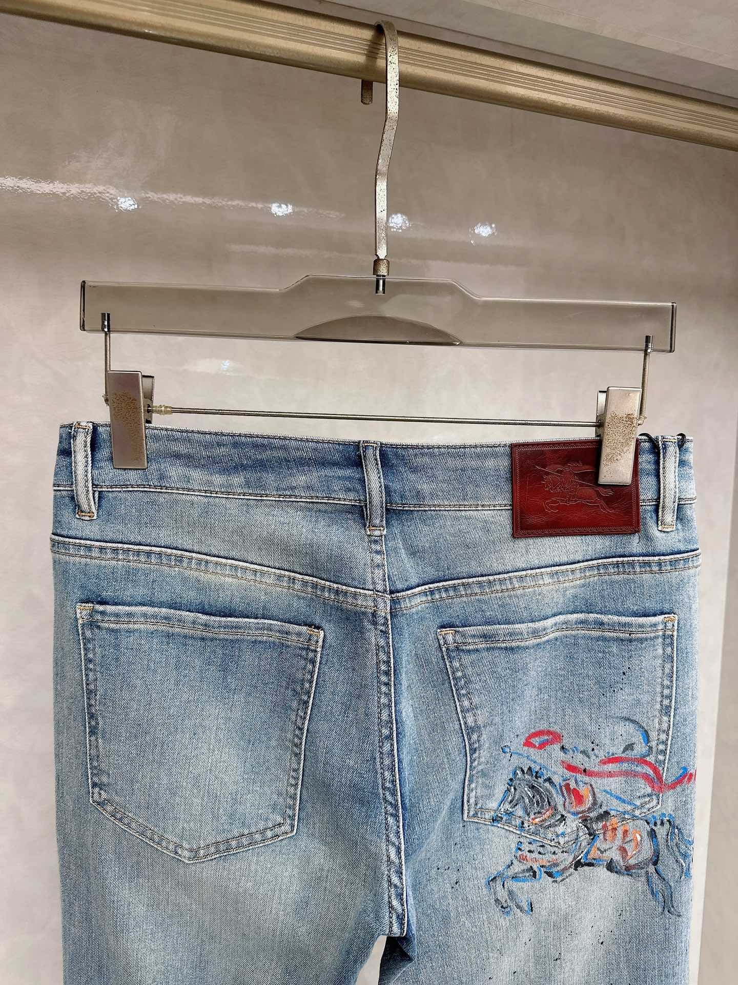 巴宝莉 2026春夏最新推出男士休闲牛仔裤新品！重工水洗牛仔裤！定制面料和一般牛仔布料比起来，更加柔软舒