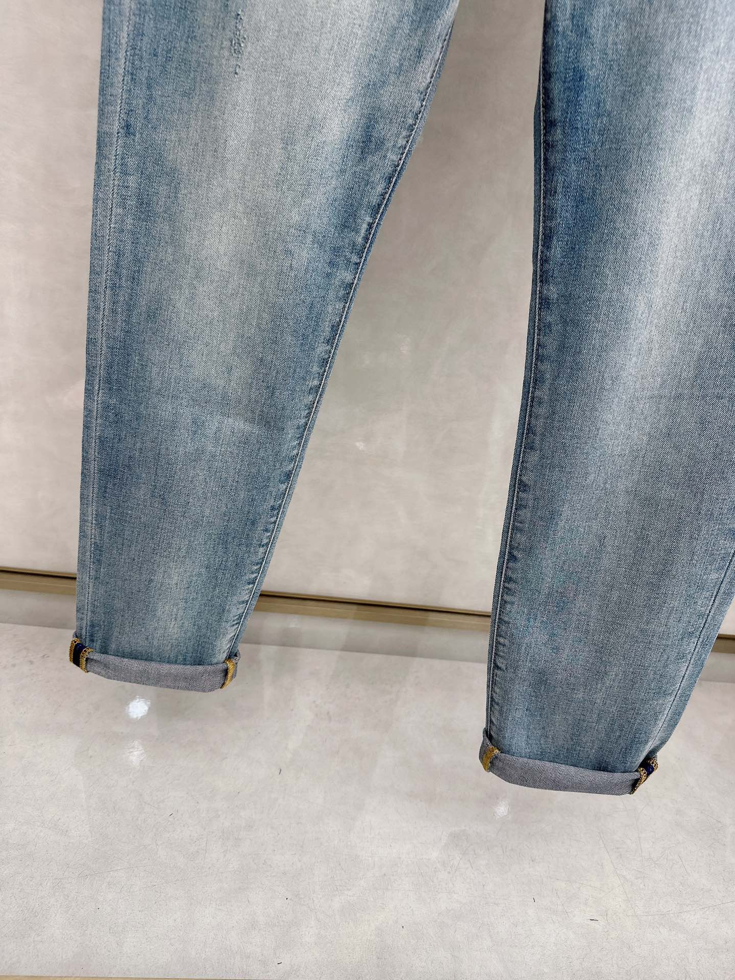 巴宝莉 2026春夏最新推出男士休闲牛仔裤新品！重工水洗牛仔裤！定制面料和一般牛仔布料比起来，更加柔软舒