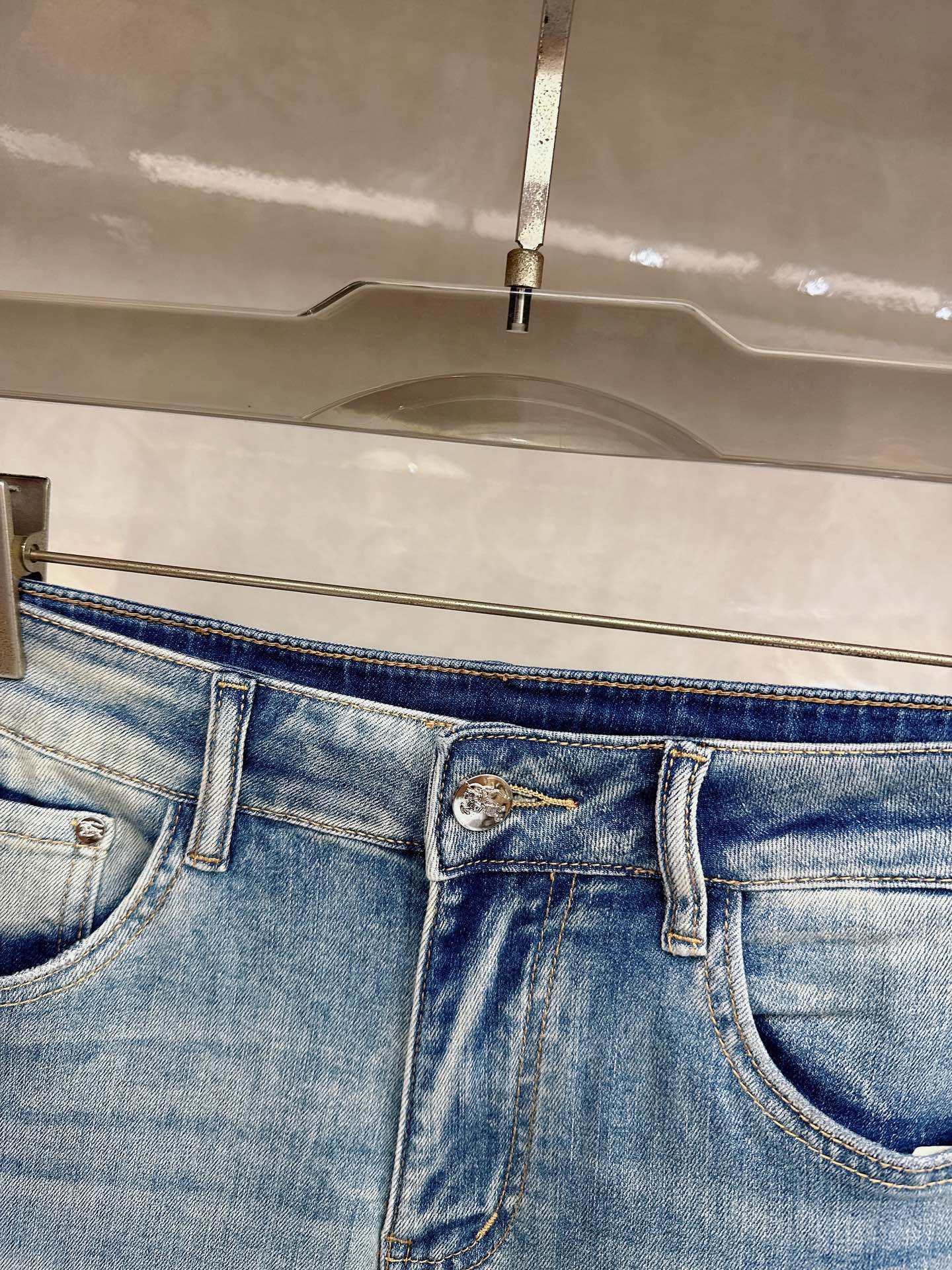 巴宝莉 2026春夏最新推出男士休闲牛仔裤新品！重工水洗牛仔裤！定制面料和一般牛仔布料比起来，更加柔软舒