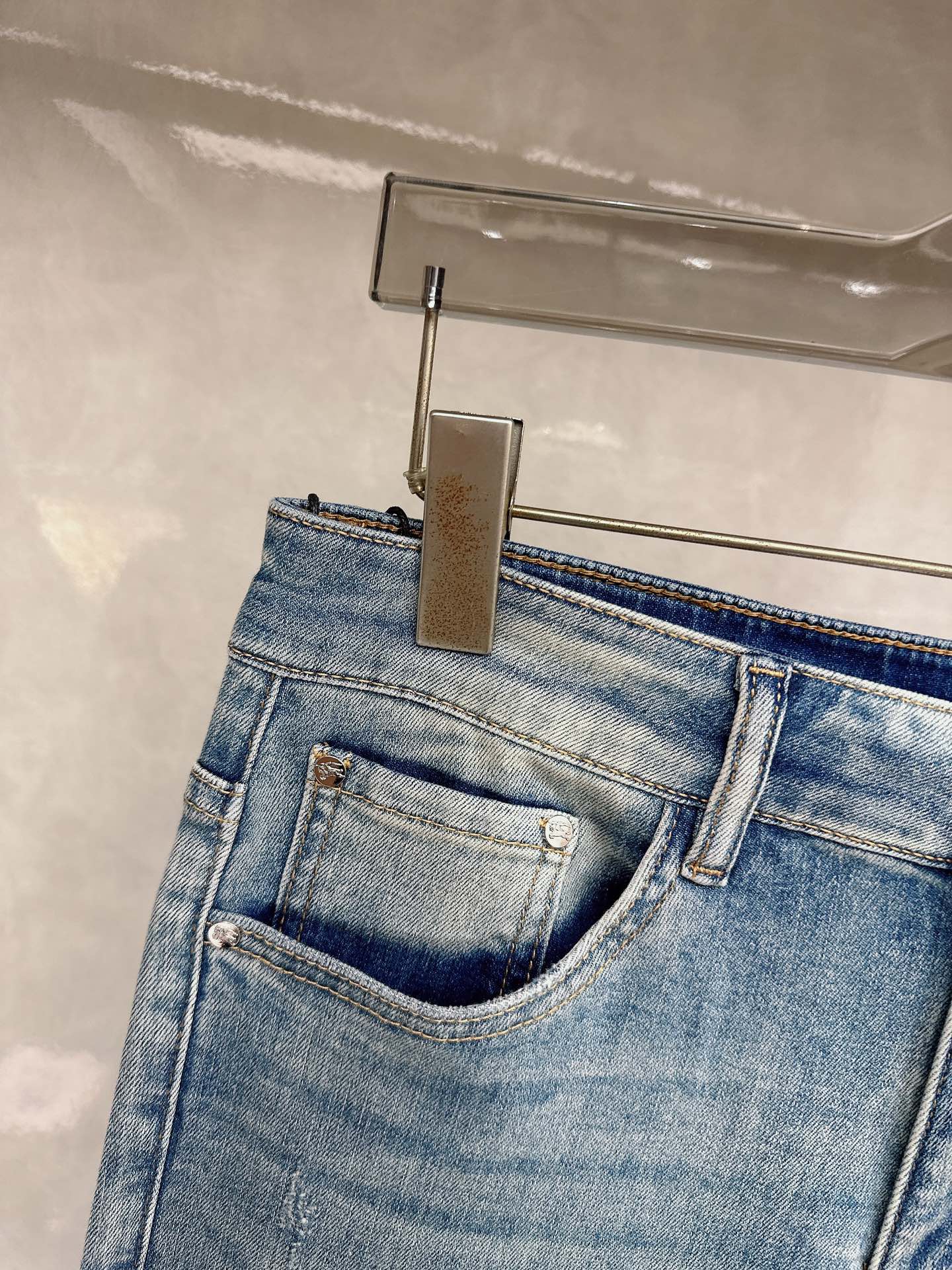 巴宝莉 2026春夏最新推出男士休闲牛仔裤新品！重工水洗牛仔裤！定制面料和一般牛仔布料比起来，更加柔软舒