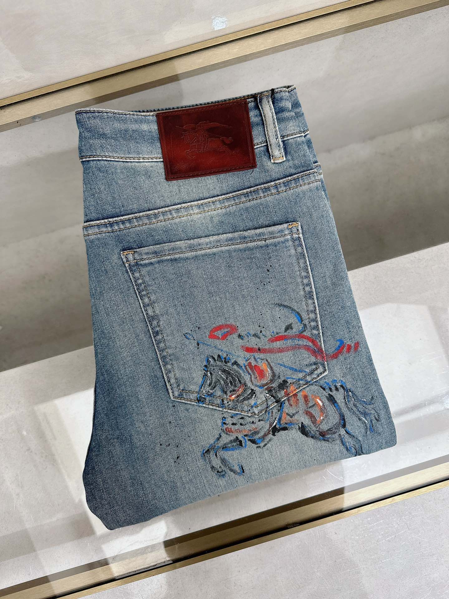 巴宝莉 2026春夏最新推出男士休闲牛仔裤新品！重工水洗牛仔裤！定制面料和一般牛仔布料比起来，更加柔软舒