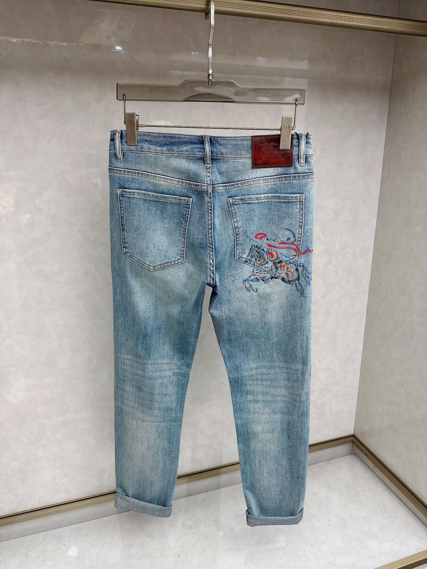 巴宝莉 2026春夏最新推出男士休闲牛仔裤新品！重工水洗牛仔裤！定制面料和一般牛仔布料比起来，更加柔软舒