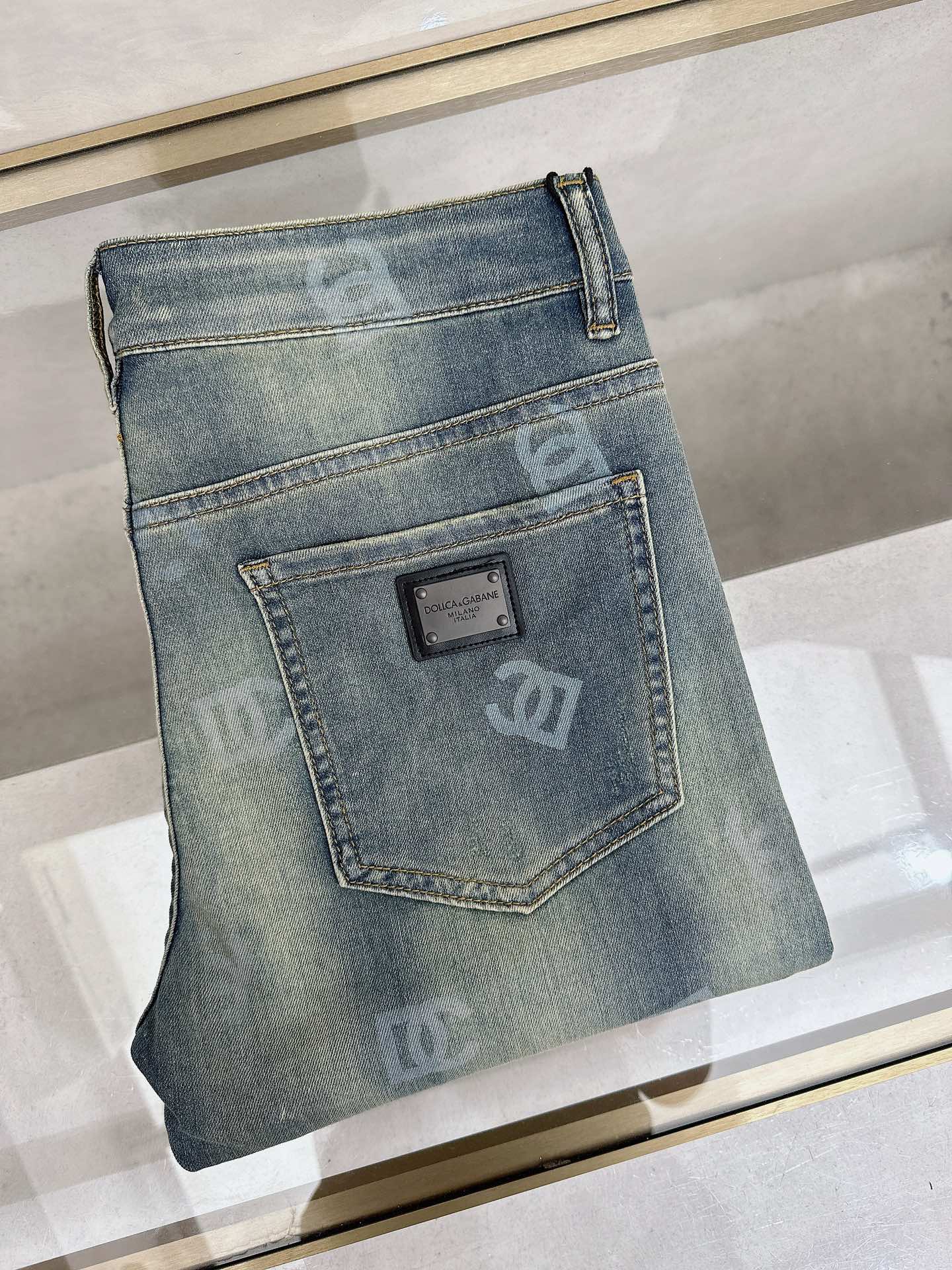 DG 2026春夏最新推出男士休闲牛仔裤新品！重工水洗牛仔裤！定制面料和一般牛仔布料比起来，更加柔软舒适