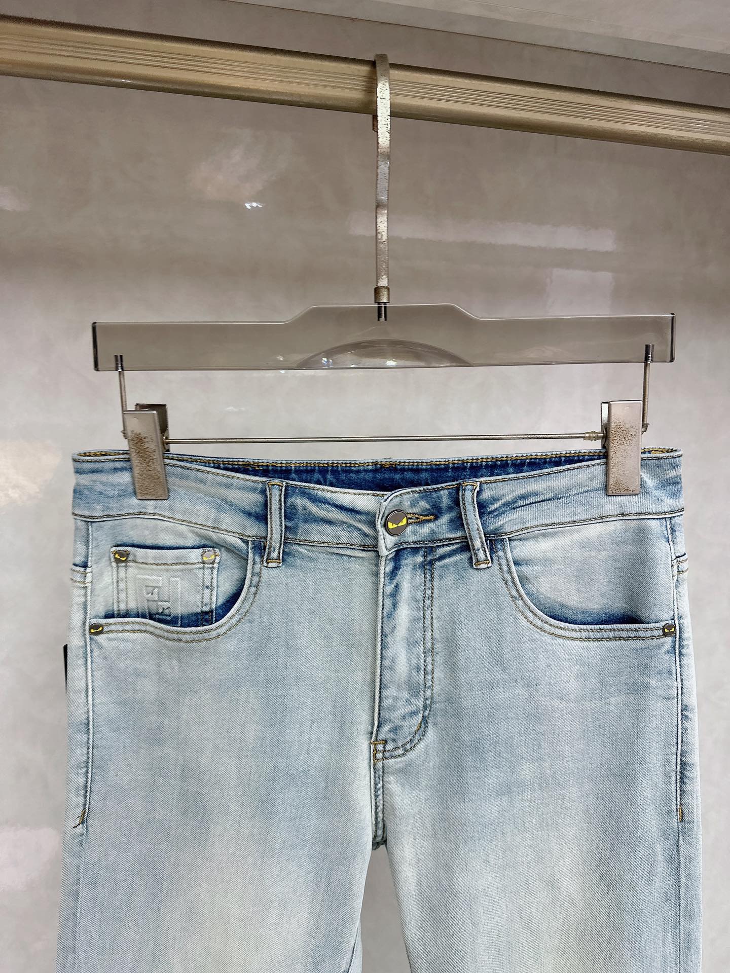 芬迪 2026春夏最新推出男士休闲牛仔裤新品！重工水洗牛仔裤！定制面料和一般牛仔布料比起来，更加柔软舒适