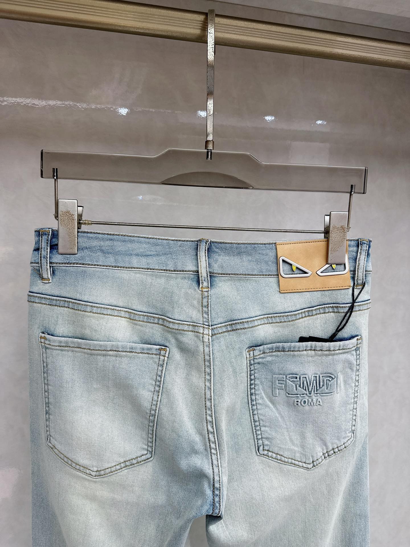 芬迪 2026春夏最新推出男士休闲牛仔裤新品！重工水洗牛仔裤！定制面料和一般牛仔布料比起来，更加柔软舒适