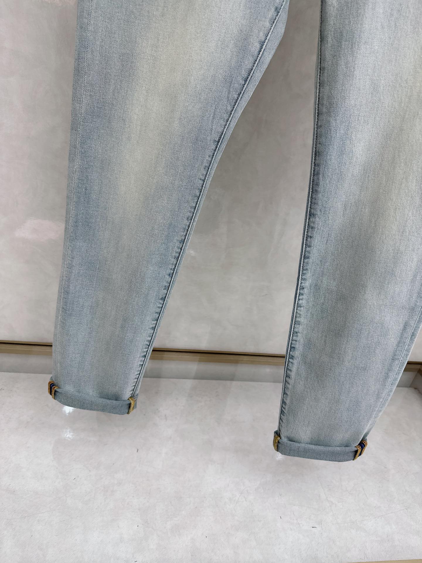 芬迪 2026春夏最新推出男士休闲牛仔裤新品！重工水洗牛仔裤！定制面料和一般牛仔布料比起来，更加柔软舒适