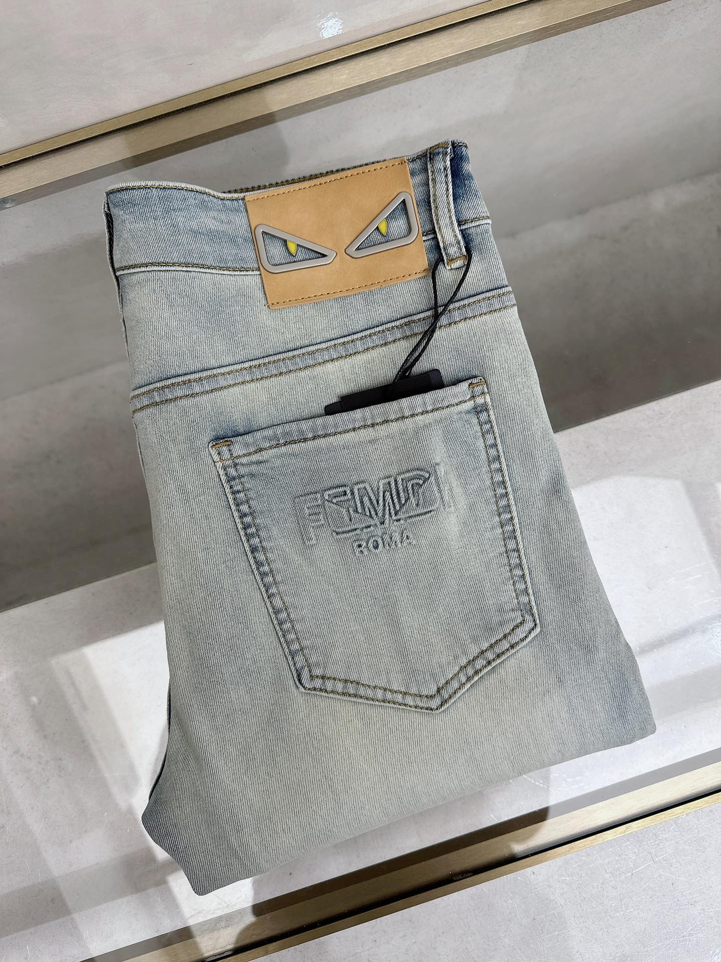 芬迪 2026春夏最新推出男士休闲牛仔裤新品！重工水洗牛仔裤！定制面料和一般牛仔布料比起来，更加柔软舒适