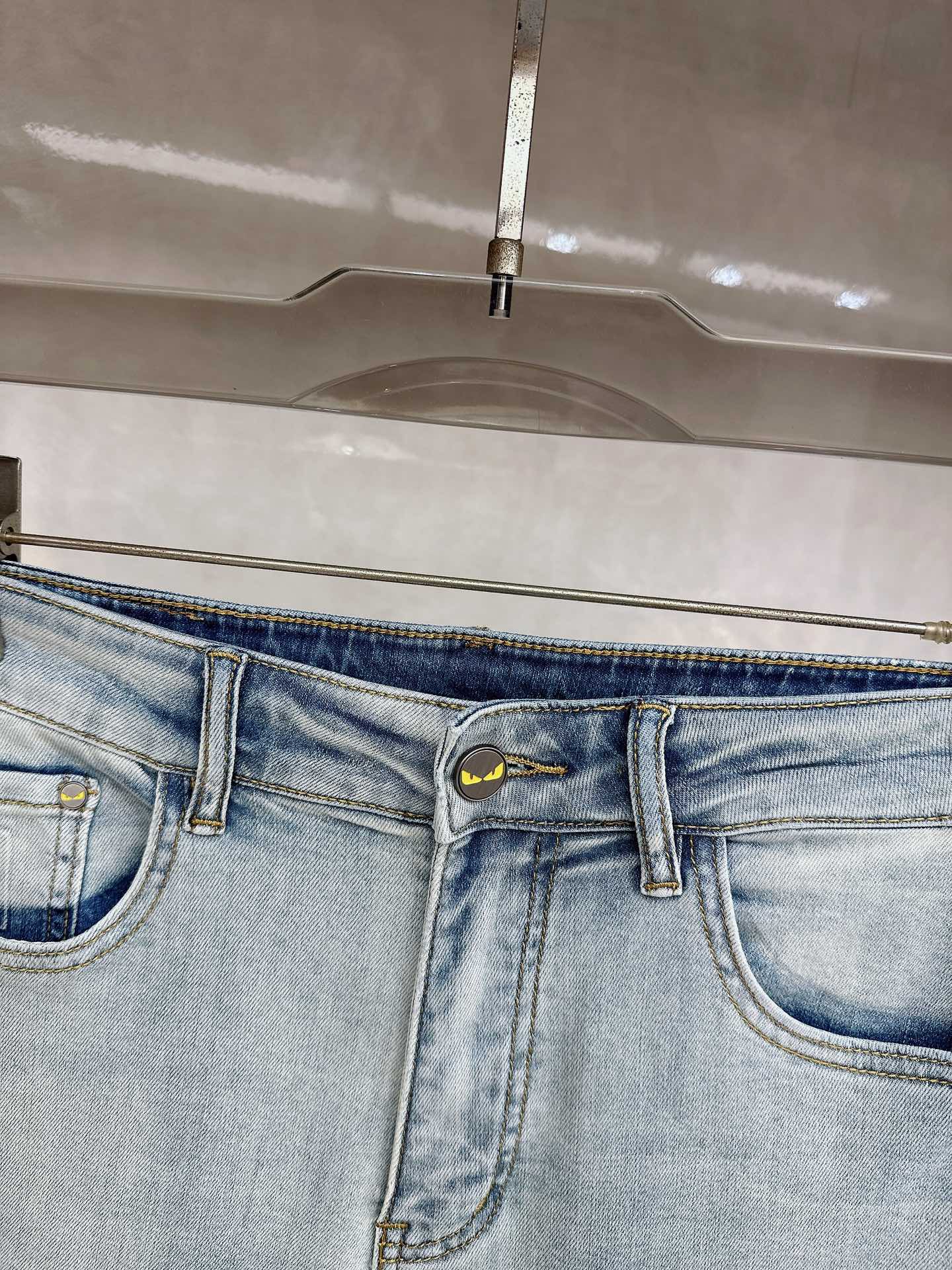 芬迪 2026春夏最新推出男士休闲牛仔裤新品！重工水洗牛仔裤！定制面料和一般牛仔布料比起来，更加柔软舒适