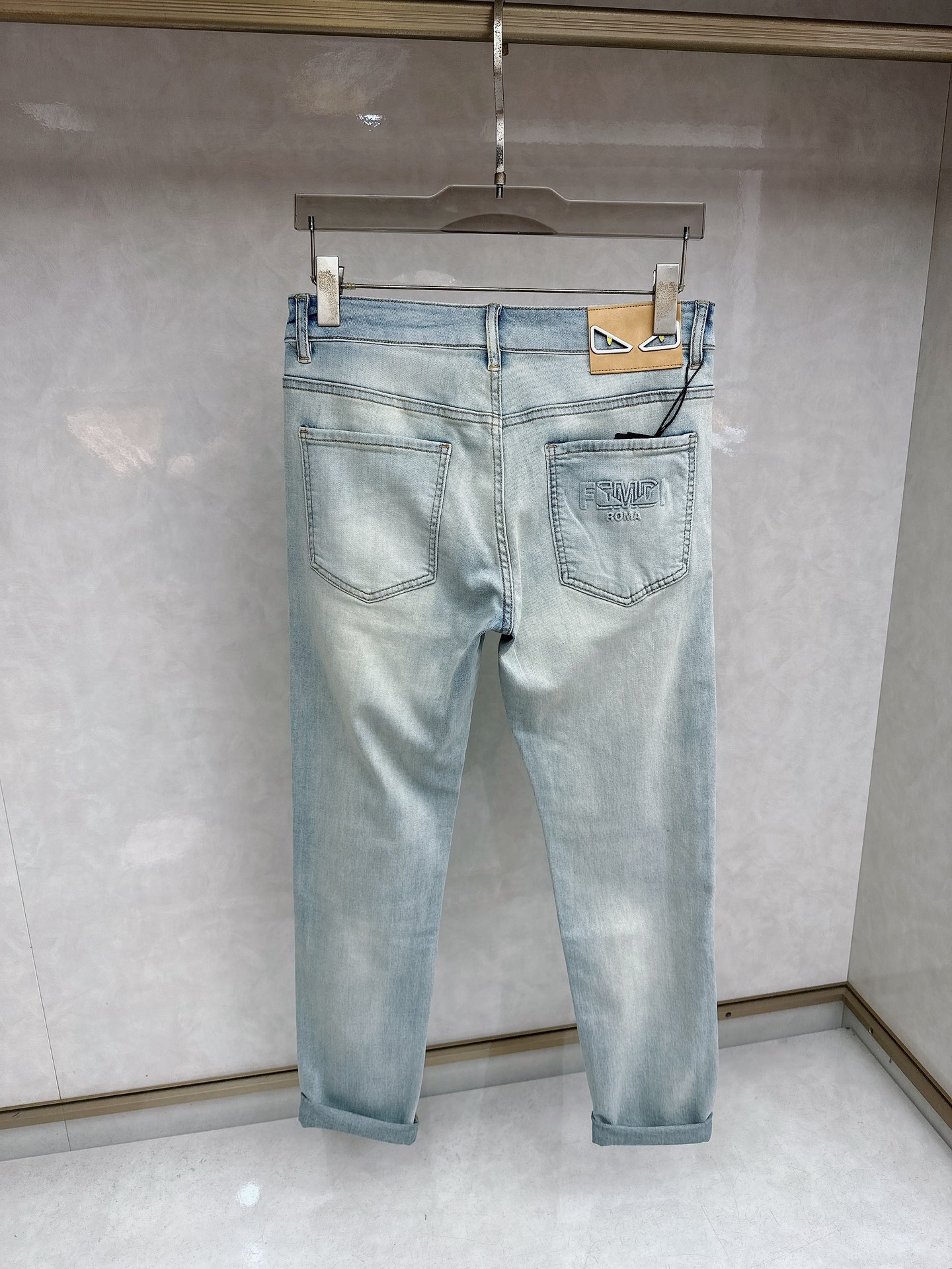 芬迪 2026春夏最新推出男士休闲牛仔裤新品！重工水洗牛仔裤！定制面料和一般牛仔布料比起来，更加柔软舒适