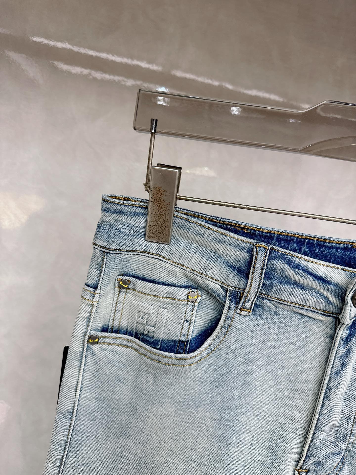 芬迪 2026春夏最新推出男士休闲牛仔裤新品！重工水洗牛仔裤！定制面料和一般牛仔布料比起来，更加柔软舒适