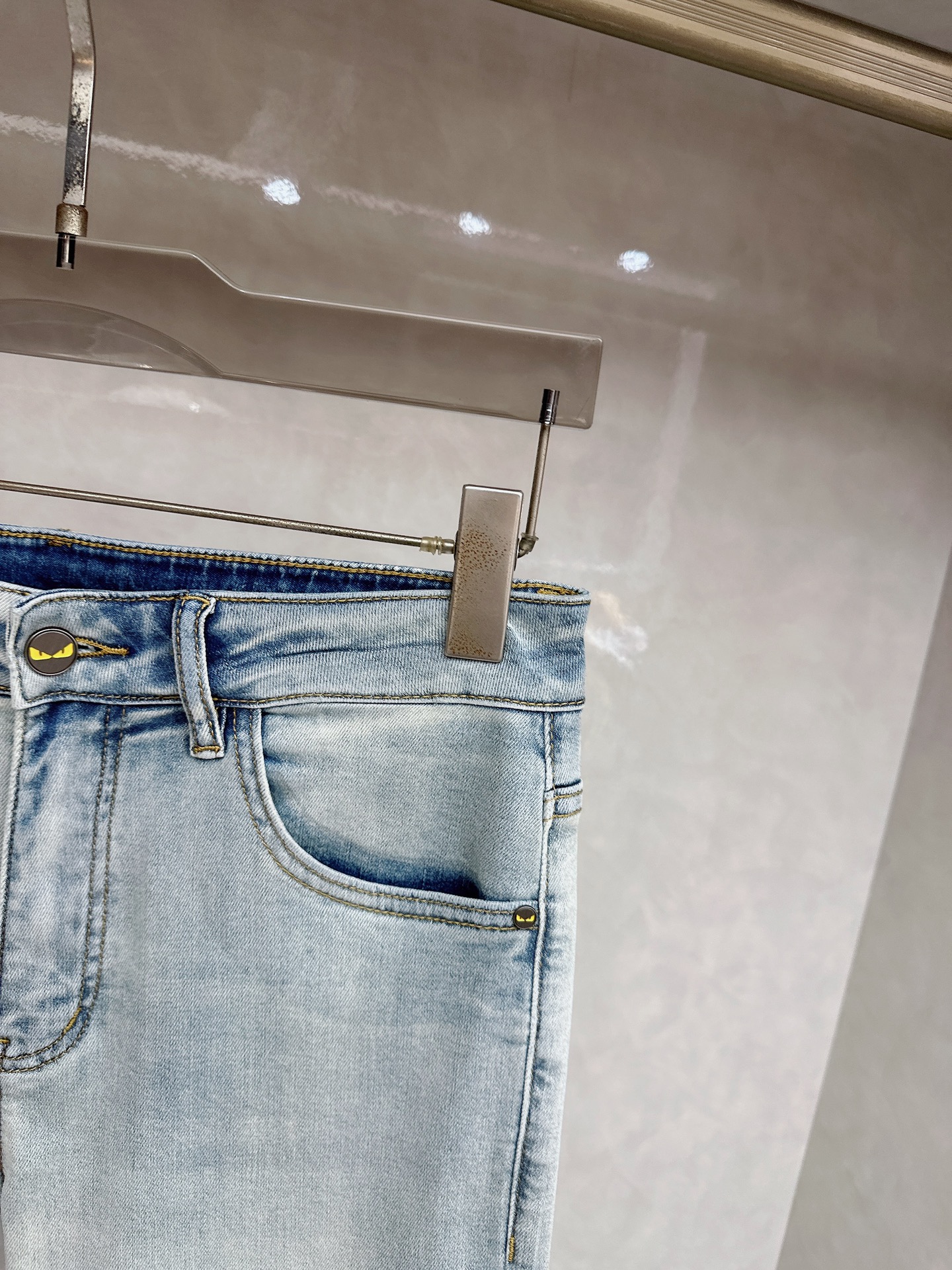 芬迪 2026春夏最新推出男士休闲牛仔裤新品！重工水洗牛仔裤！定制面料和一般牛仔布料比起来，更加柔软舒适