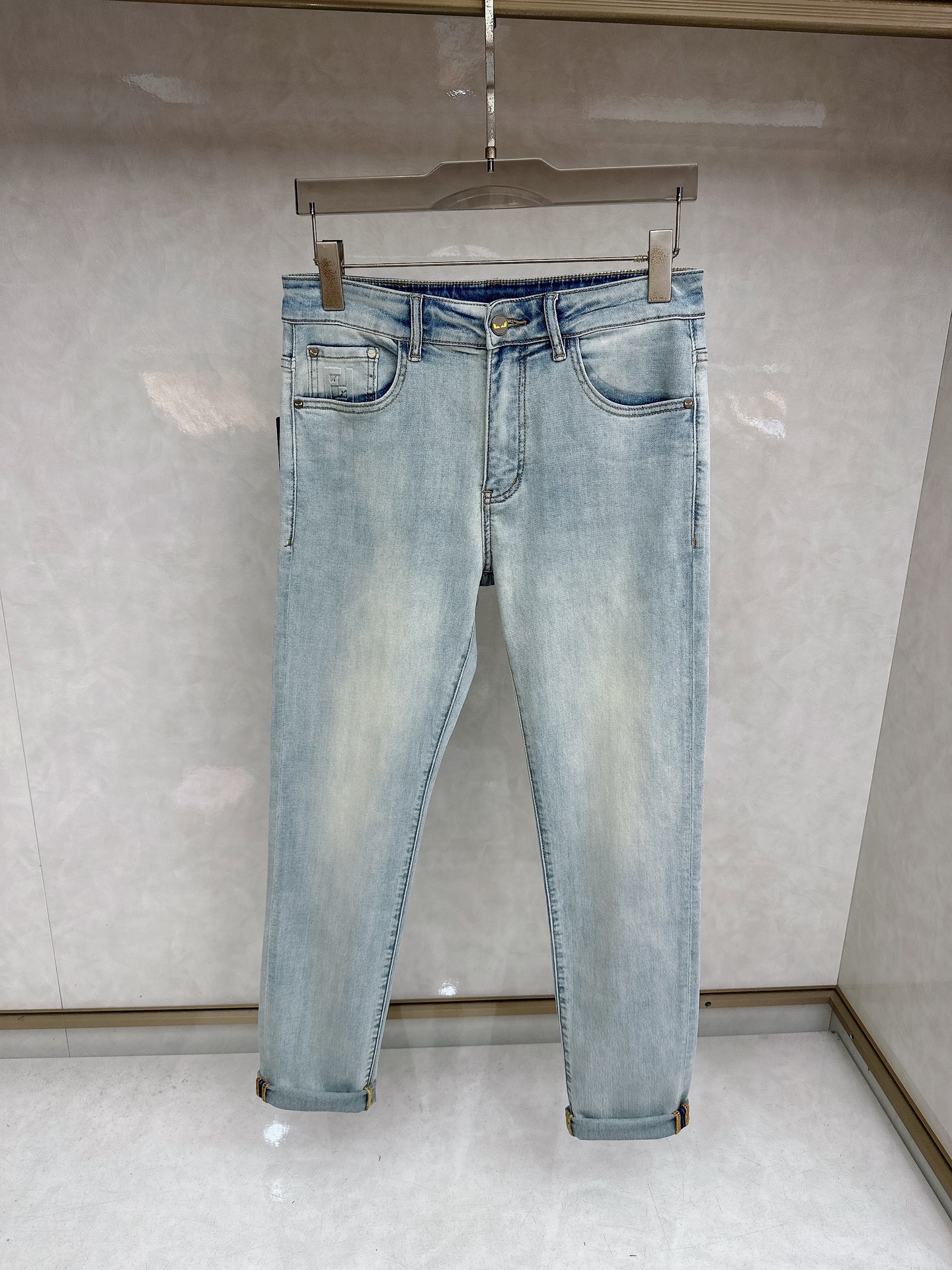 芬迪 2026春夏最新推出男士休闲牛仔裤新品！重工水洗牛仔裤！定制面料和一般牛仔布料比起来，更加柔软舒适