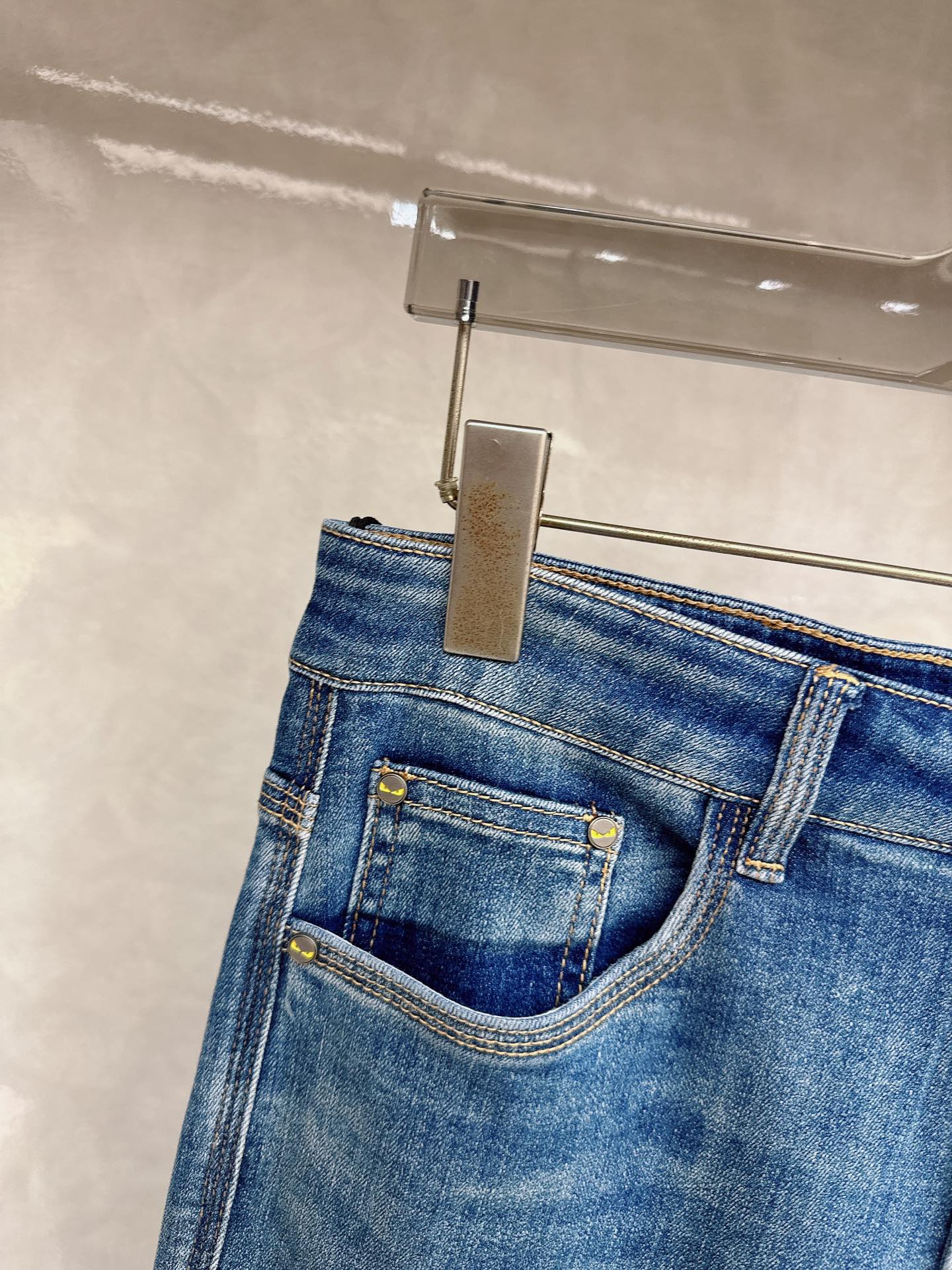 芬迪 2026春夏最新推出男士休闲牛仔裤新品！重工水洗牛仔裤！定制面料和一般牛仔布料比起来，更加柔软舒适