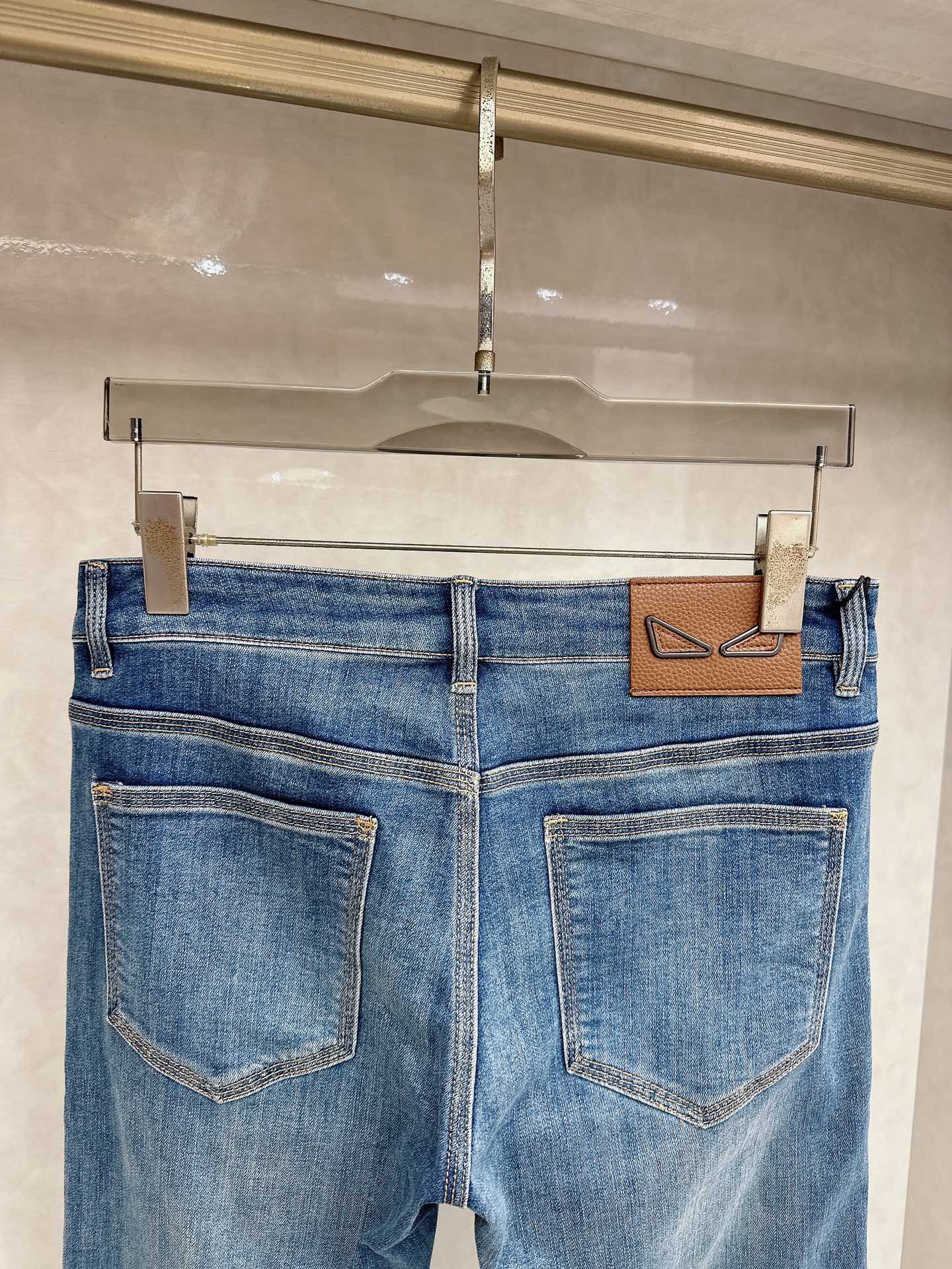 芬迪 2026春夏最新推出男士休闲牛仔裤新品！重工水洗牛仔裤！定制面料和一般牛仔布料比起来，更加柔软舒适