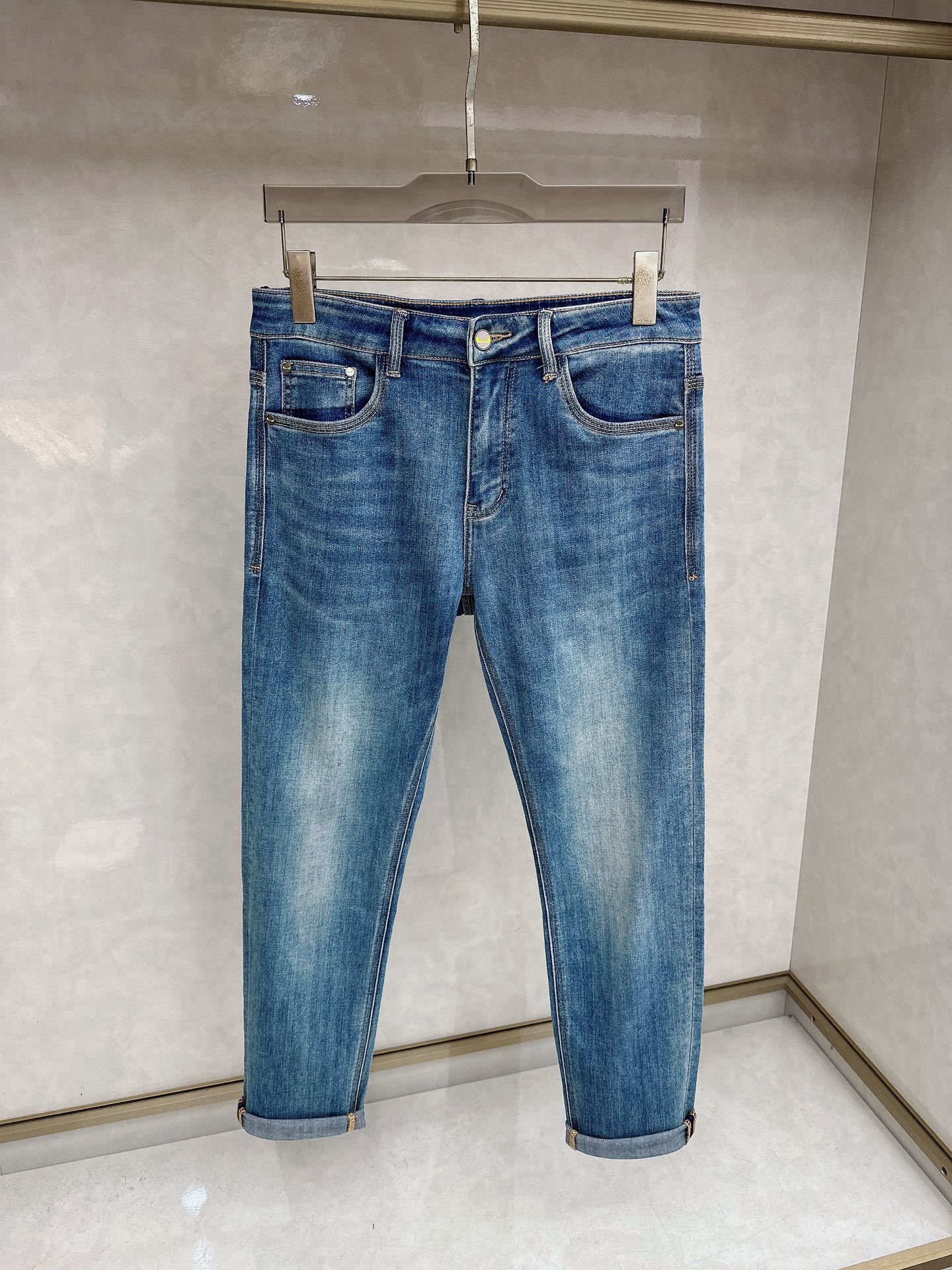 芬迪 2026春夏最新推出男士休闲牛仔裤新品！重工水洗牛仔裤！定制面料和一般牛仔布料比起来，更加柔软舒适