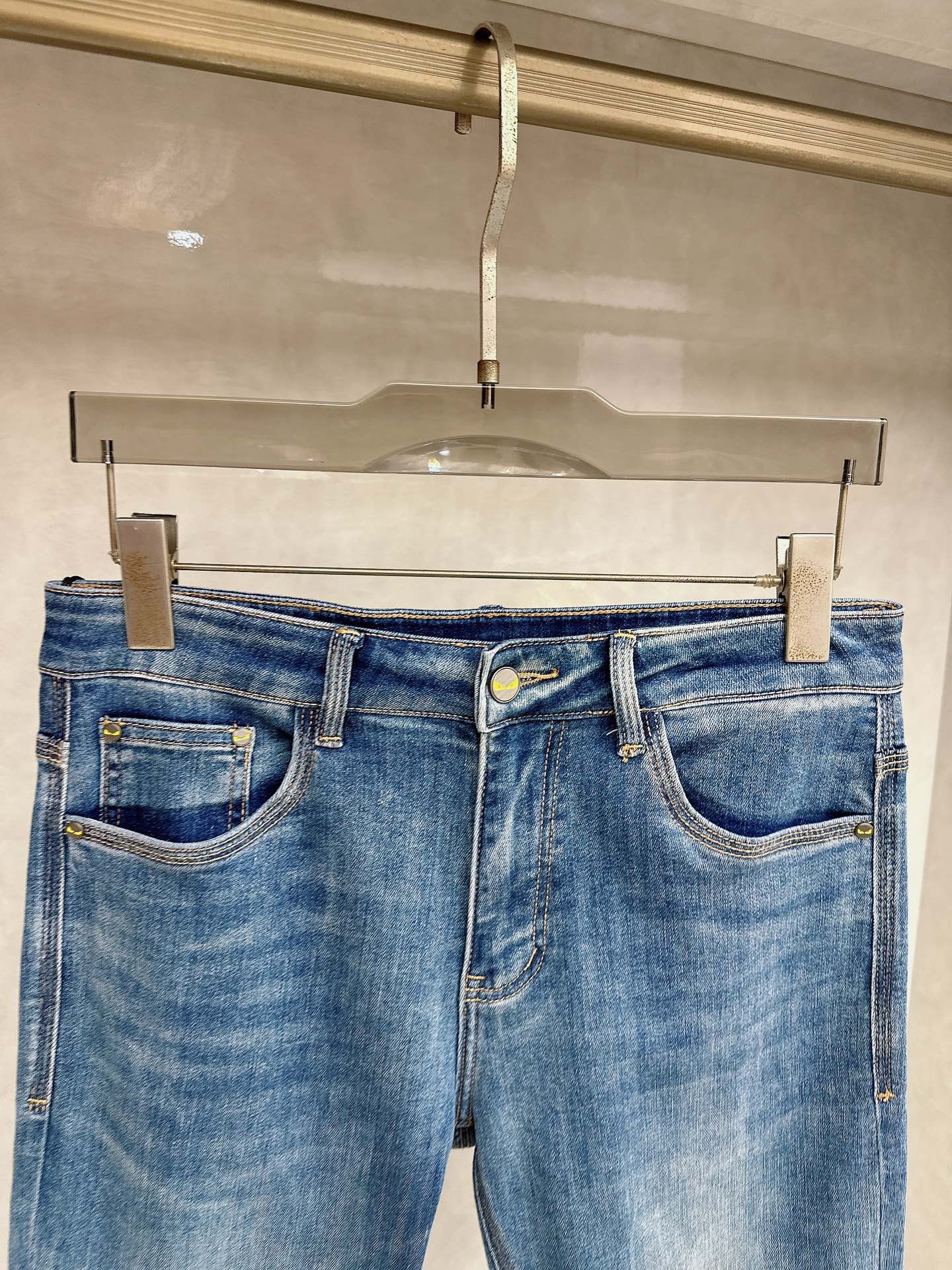 芬迪 2026春夏最新推出男士休闲牛仔裤新品！重工水洗牛仔裤！定制面料和一般牛仔布料比起来，更加柔软舒适