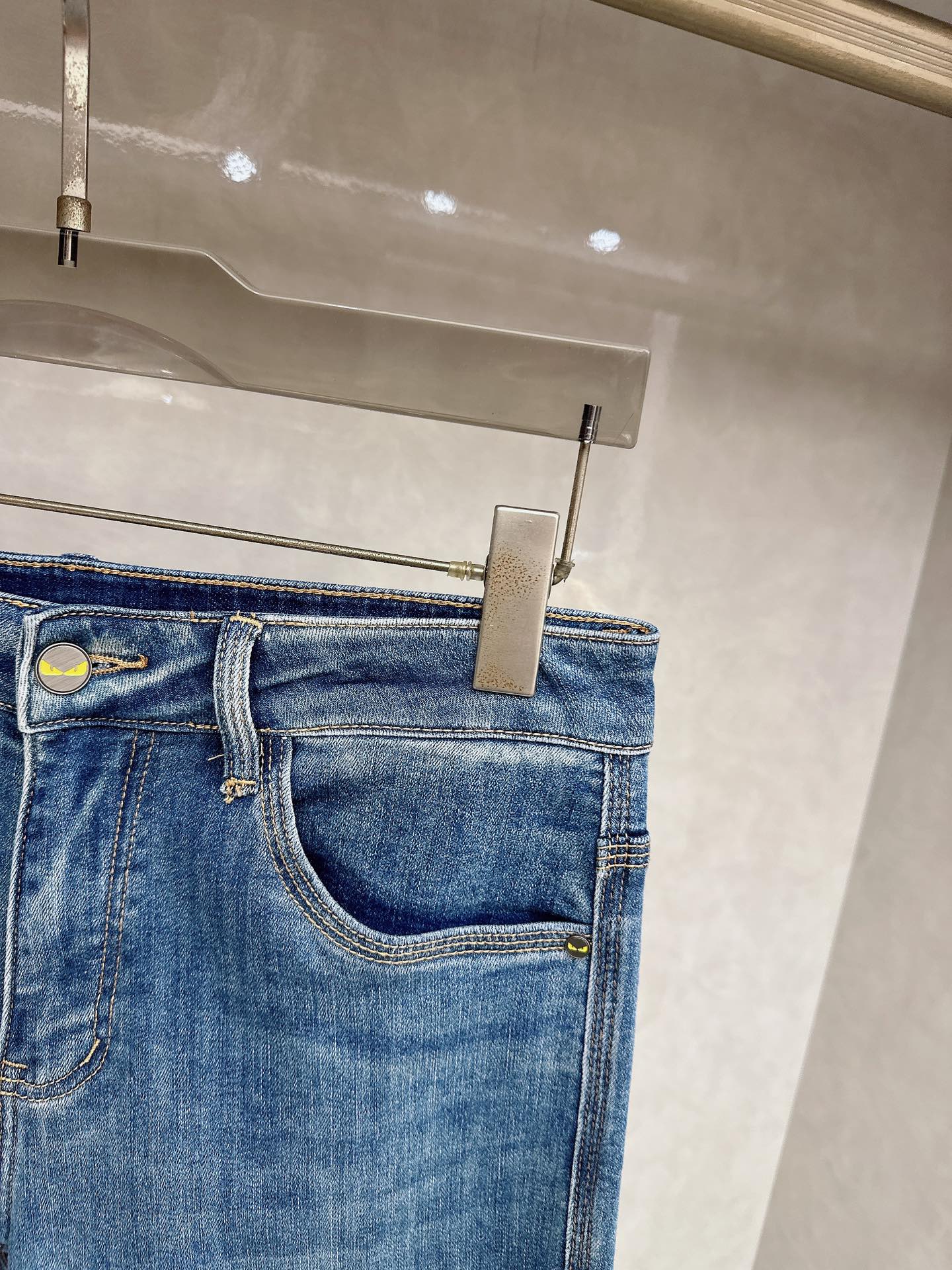 芬迪 2026春夏最新推出男士休闲牛仔裤新品！重工水洗牛仔裤！定制面料和一般牛仔布料比起来，更加柔软舒适