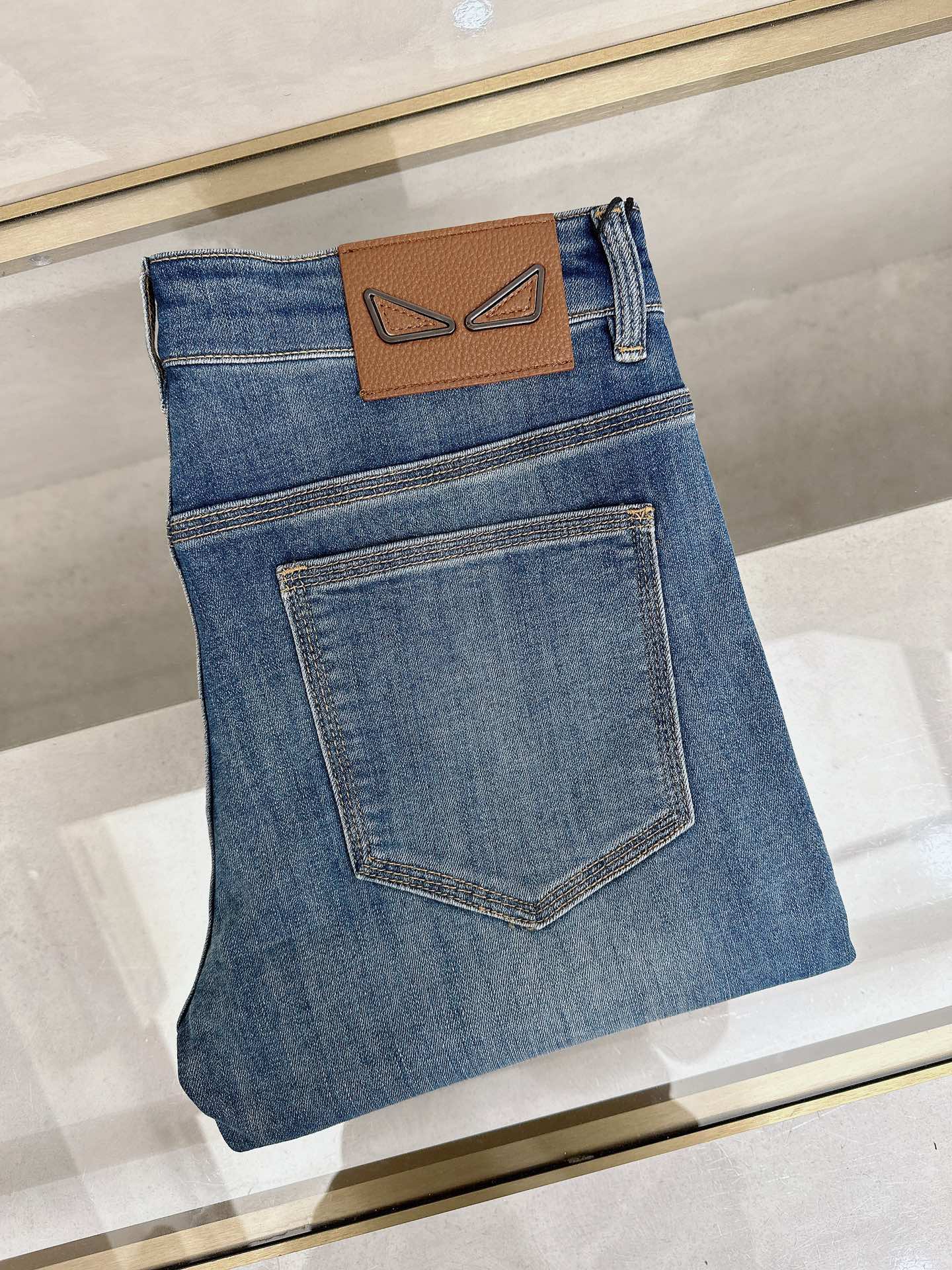 芬迪 2026春夏最新推出男士休闲牛仔裤新品！重工水洗牛仔裤！定制面料和一般牛仔布料比起来，更加柔软舒适