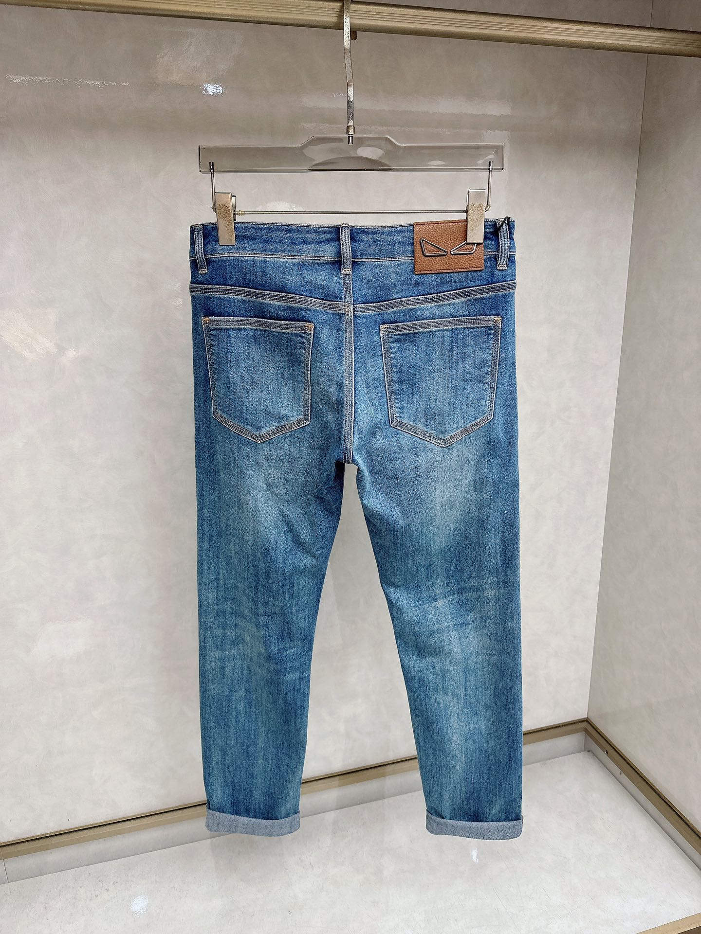 芬迪 2026春夏最新推出男士休闲牛仔裤新品！重工水洗牛仔裤！定制面料和一般牛仔布料比起来，更加柔软舒适