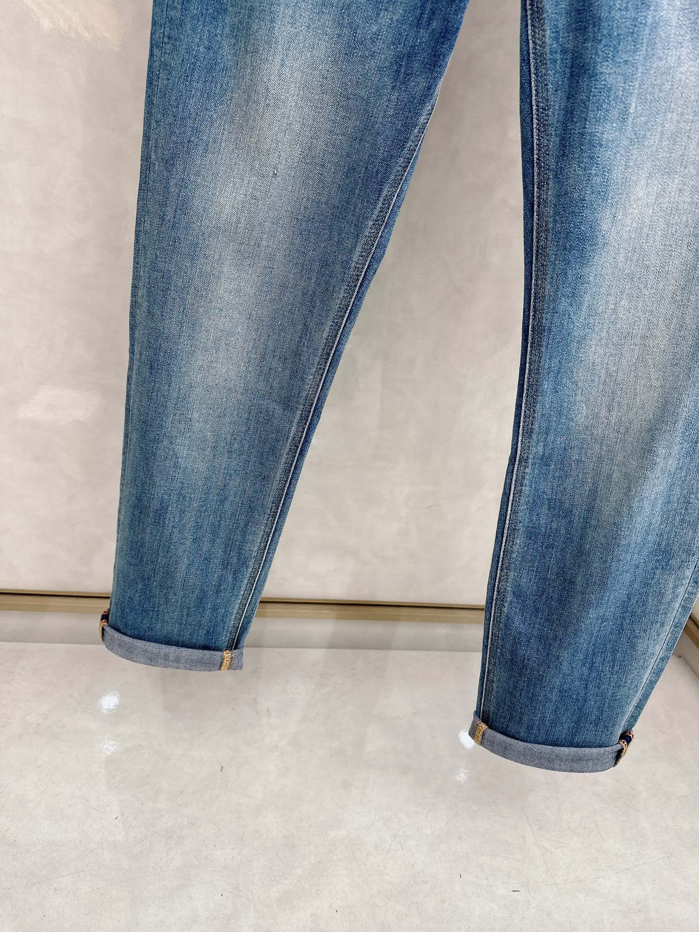 芬迪 2026春夏最新推出男士休闲牛仔裤新品！重工水洗牛仔裤！定制面料和一般牛仔布料比起来，更加柔软舒适