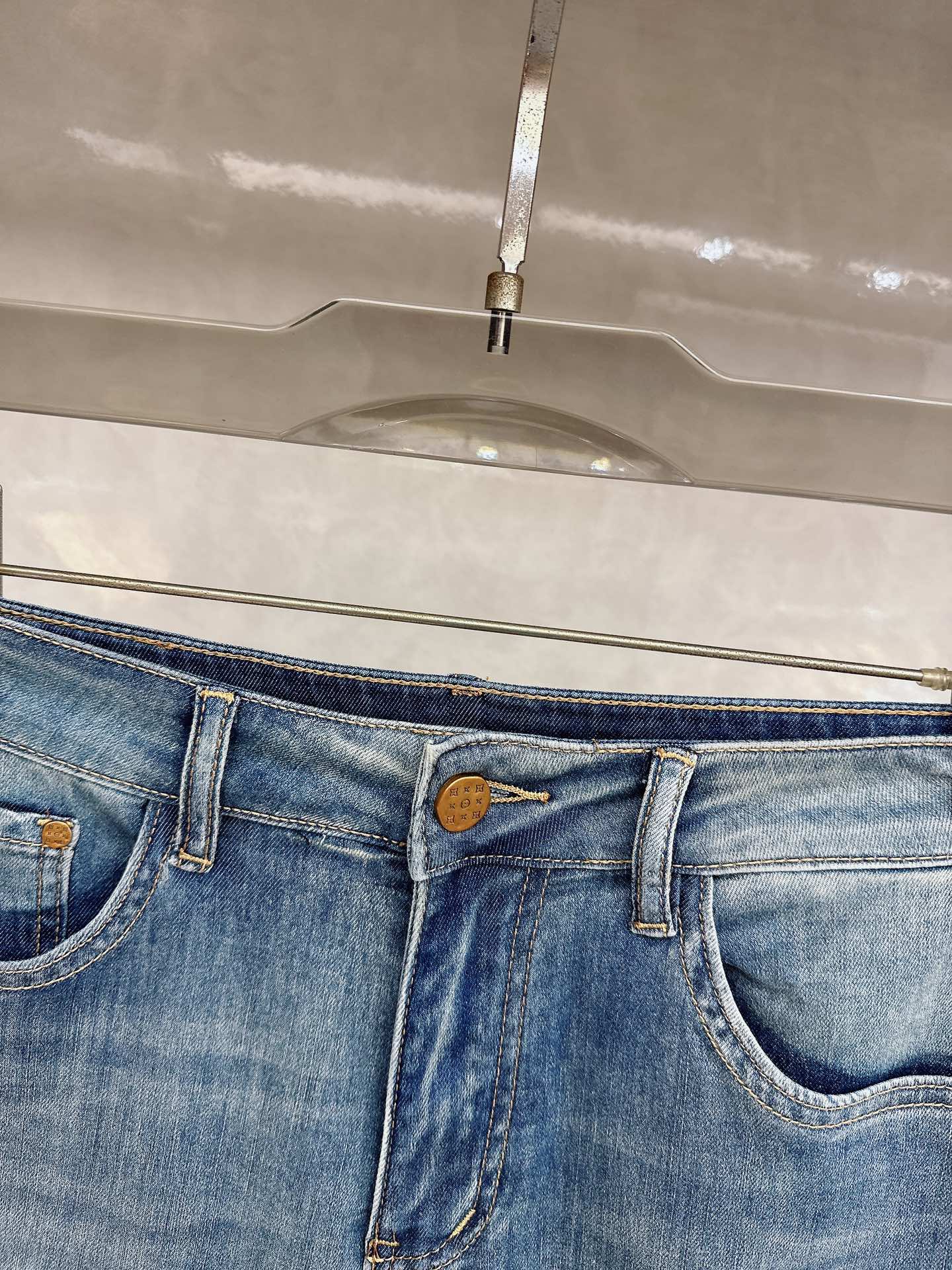 LV 2026春夏最新推出男士休闲牛仔裤新品！重工水洗牛仔裤！定制面料和一般牛仔布料比起来，更加柔软舒适