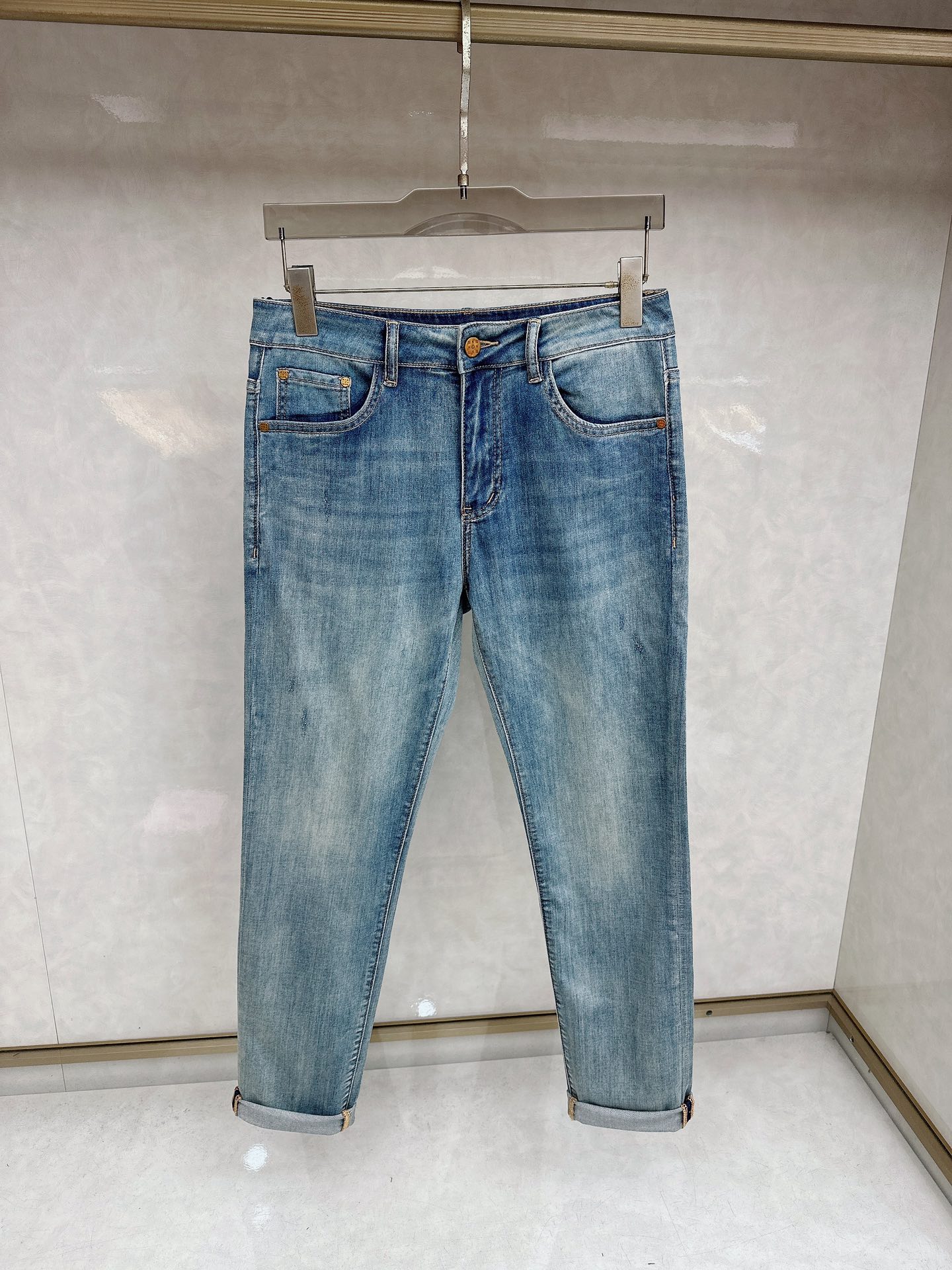 LV 2026春夏最新推出男士休闲牛仔裤新品！重工水洗牛仔裤！定制面料和一般牛仔布料比起来，更加柔软舒适