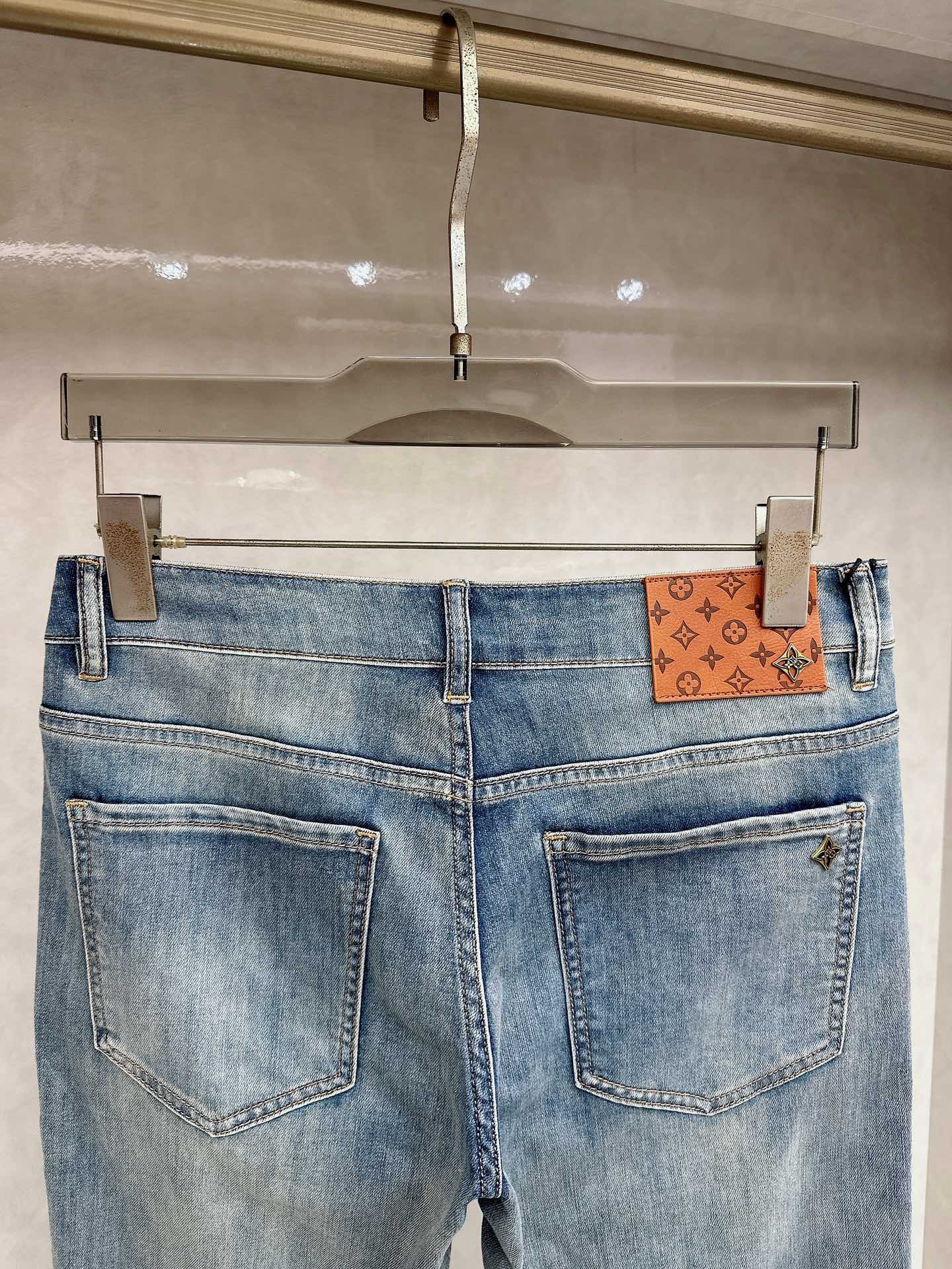 LV 2026春夏最新推出男士休闲牛仔裤新品！重工水洗牛仔裤！定制面料和一般牛仔布料比起来，更加柔软舒适